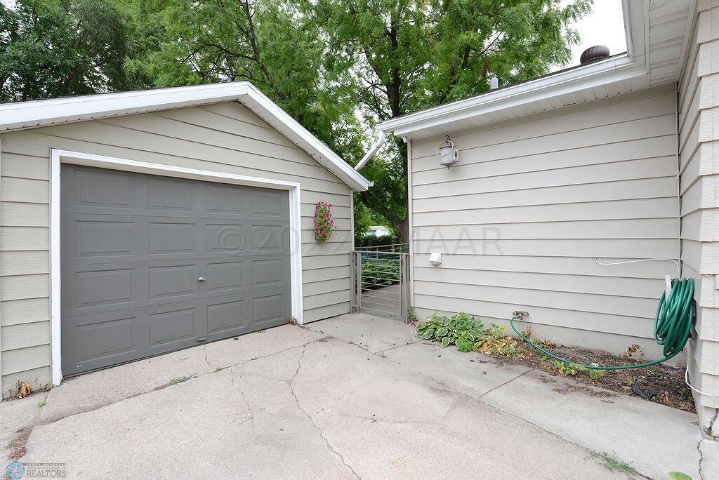Oversized 1 Stall Garage