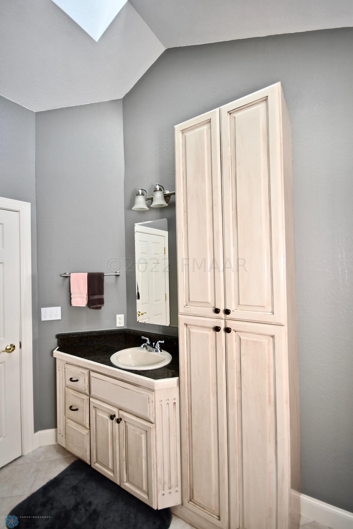 Upstairs Full Bathroom