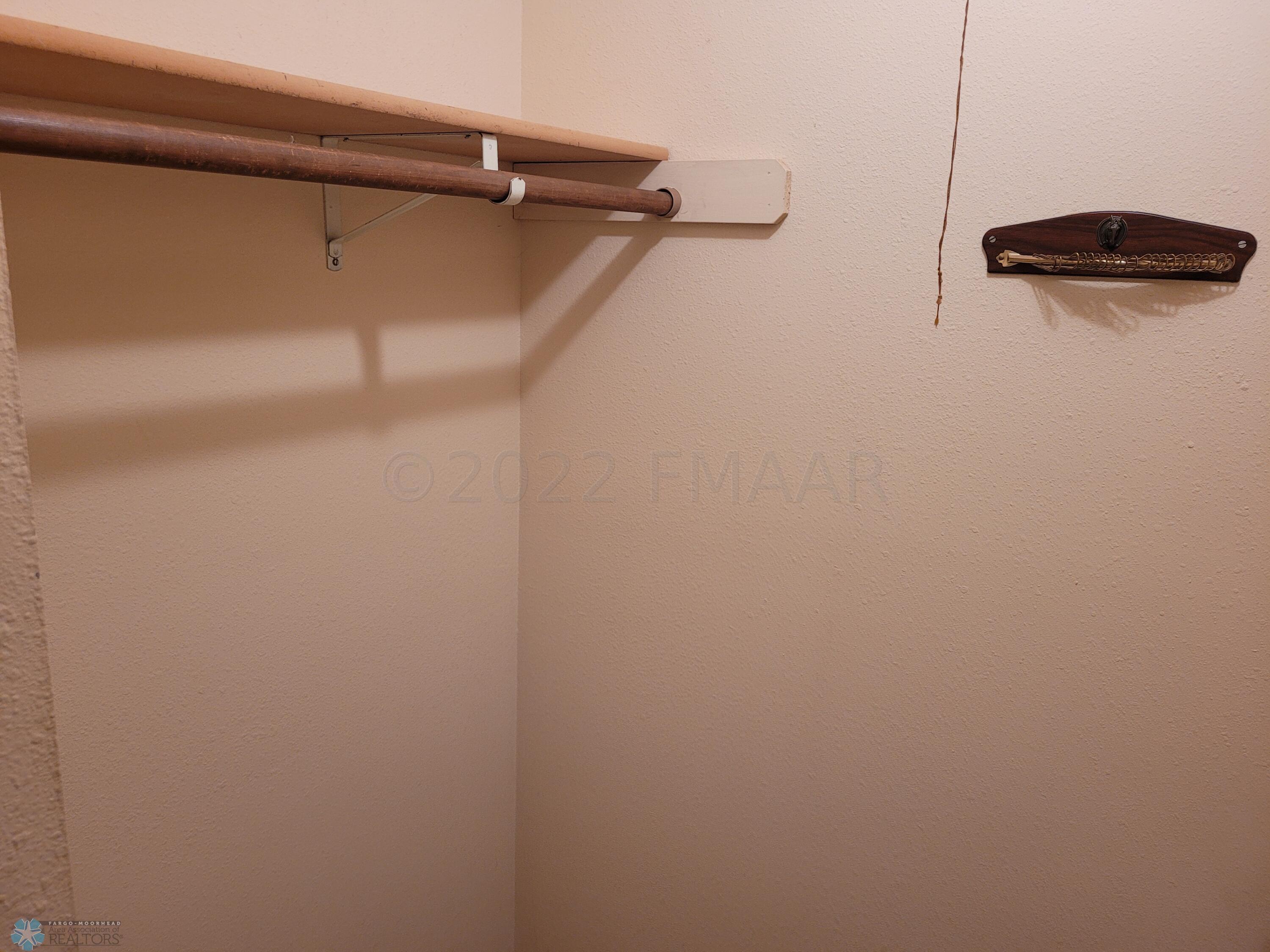 WALK IN CLOSET