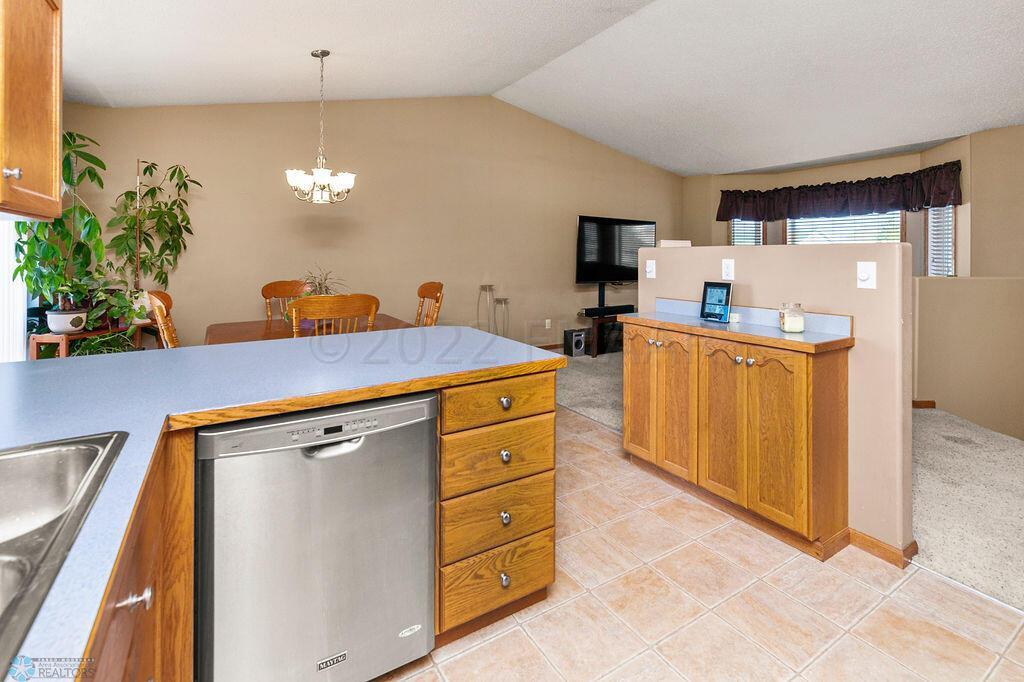 Kitchen peninsula & buffet
