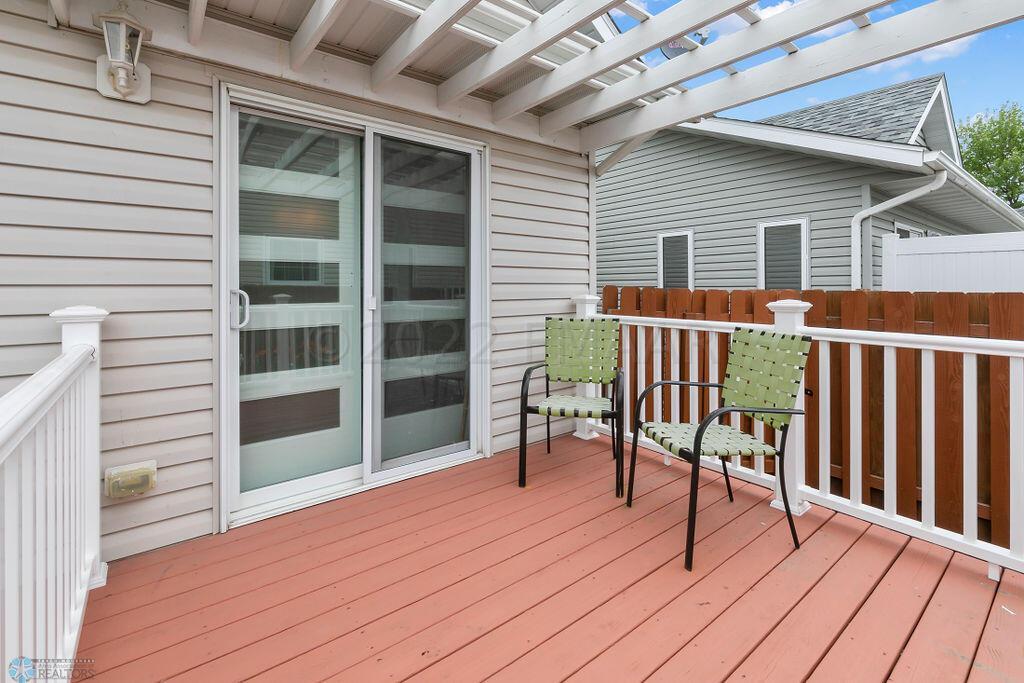 Deck w/ Pergola