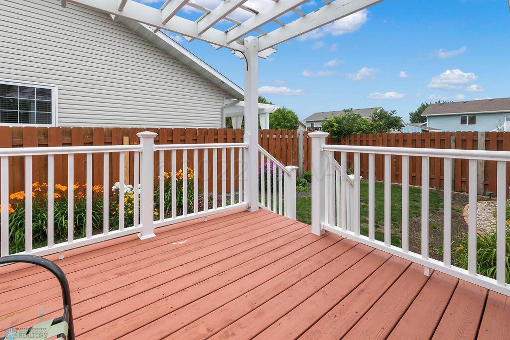 Deck w/ Pergola