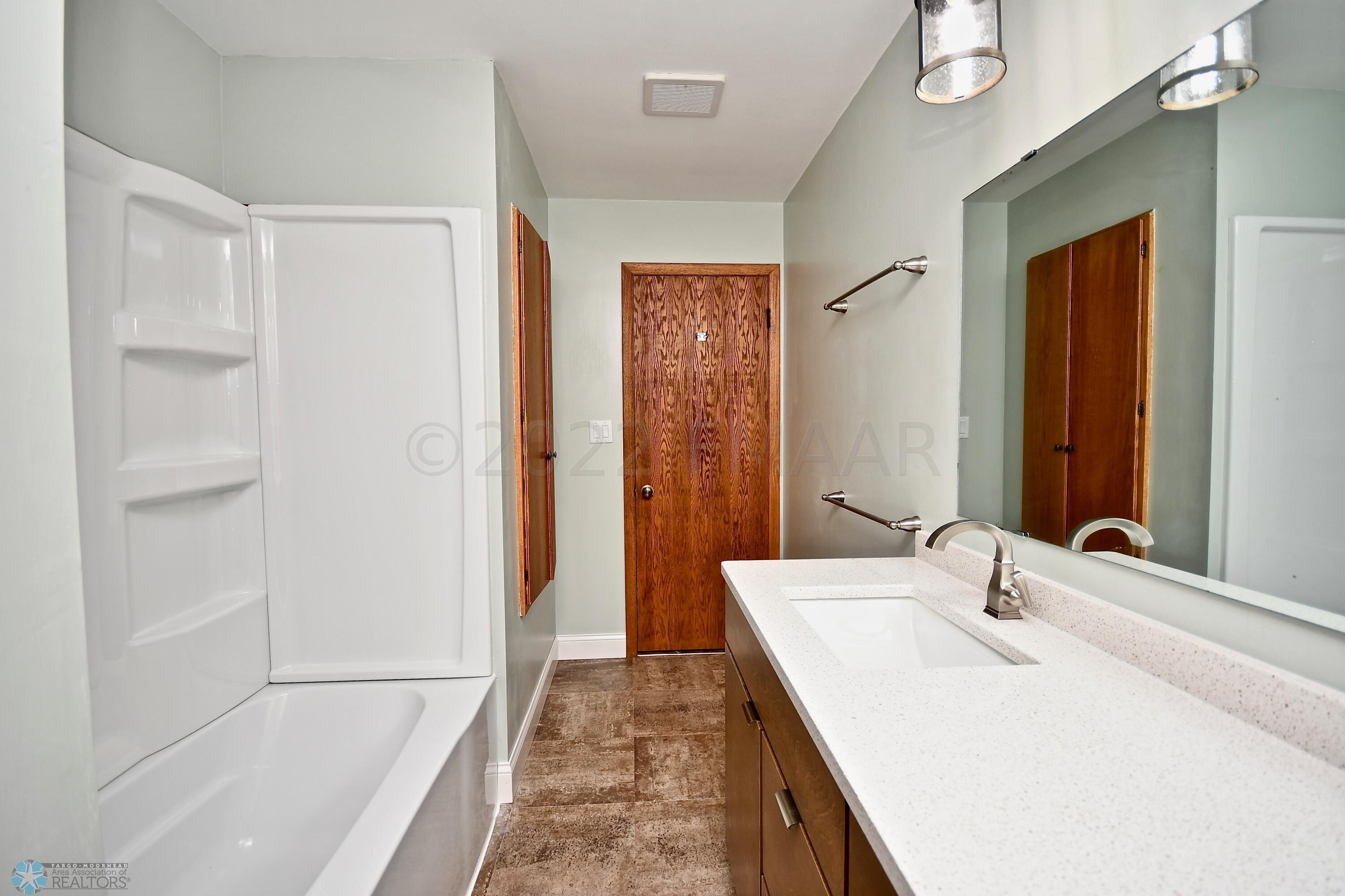 Upper Levl Full Bath 2