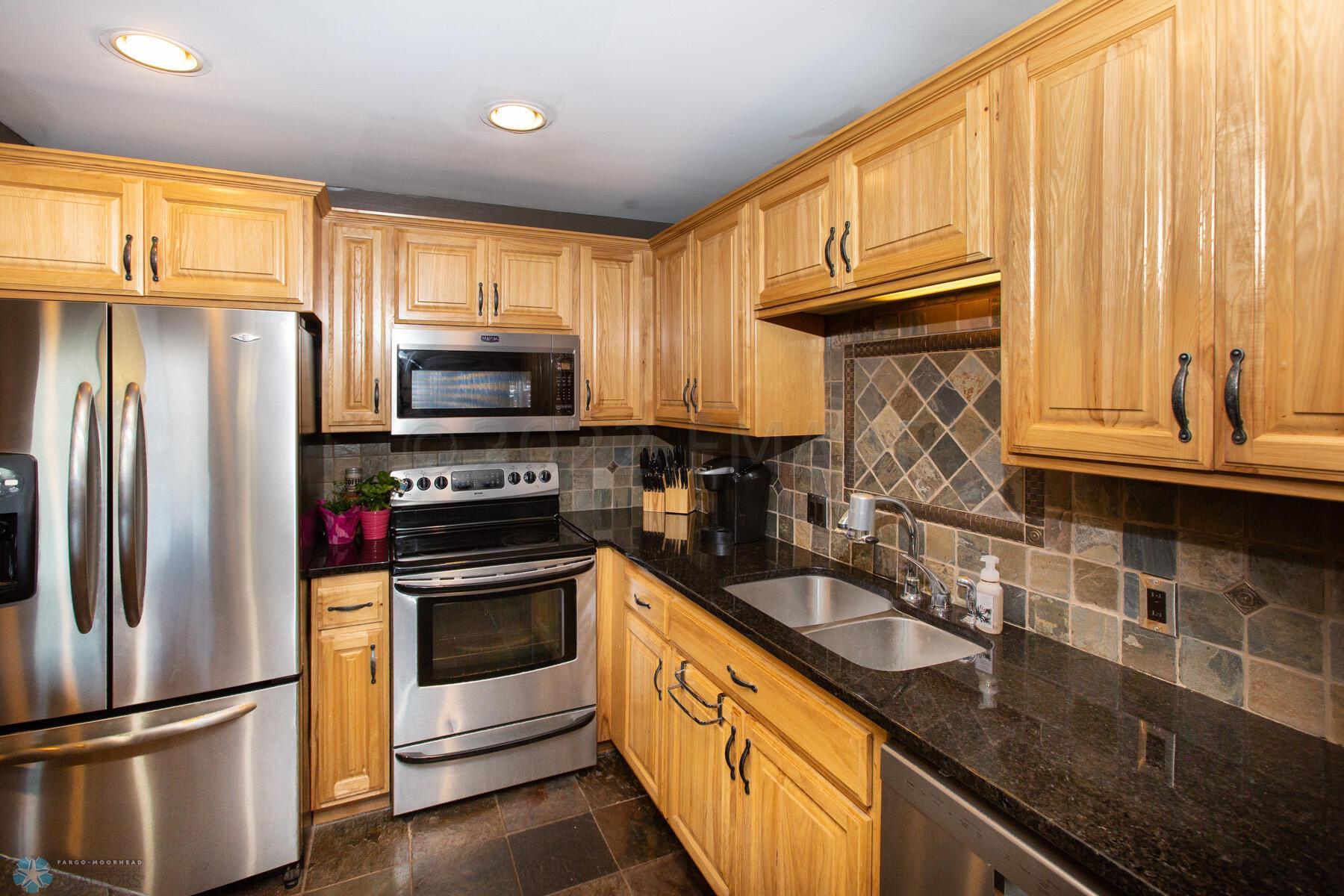 Hickory cabints w granite tops