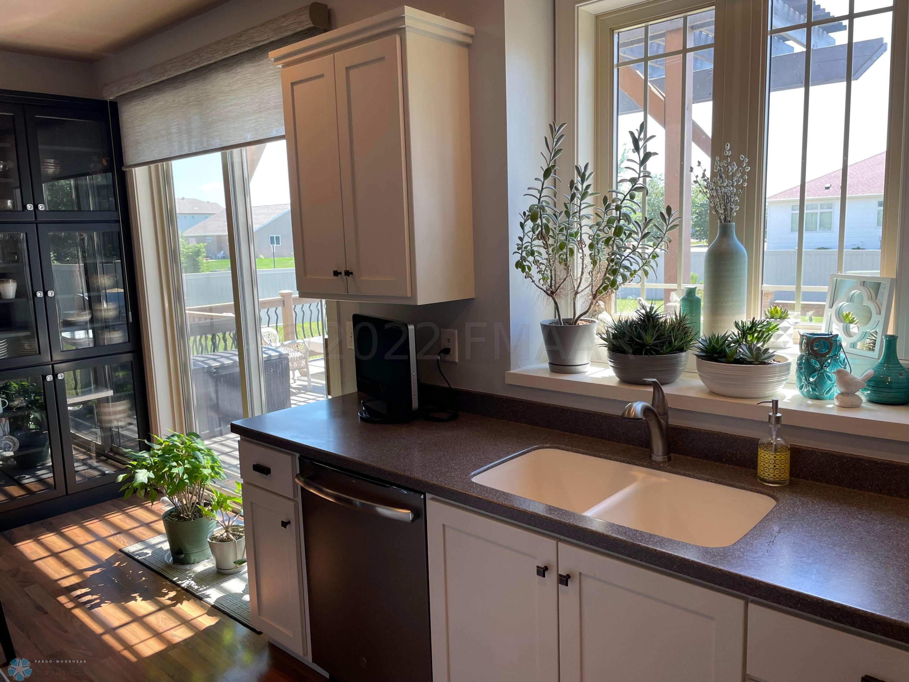 560 Queens CT photos-18