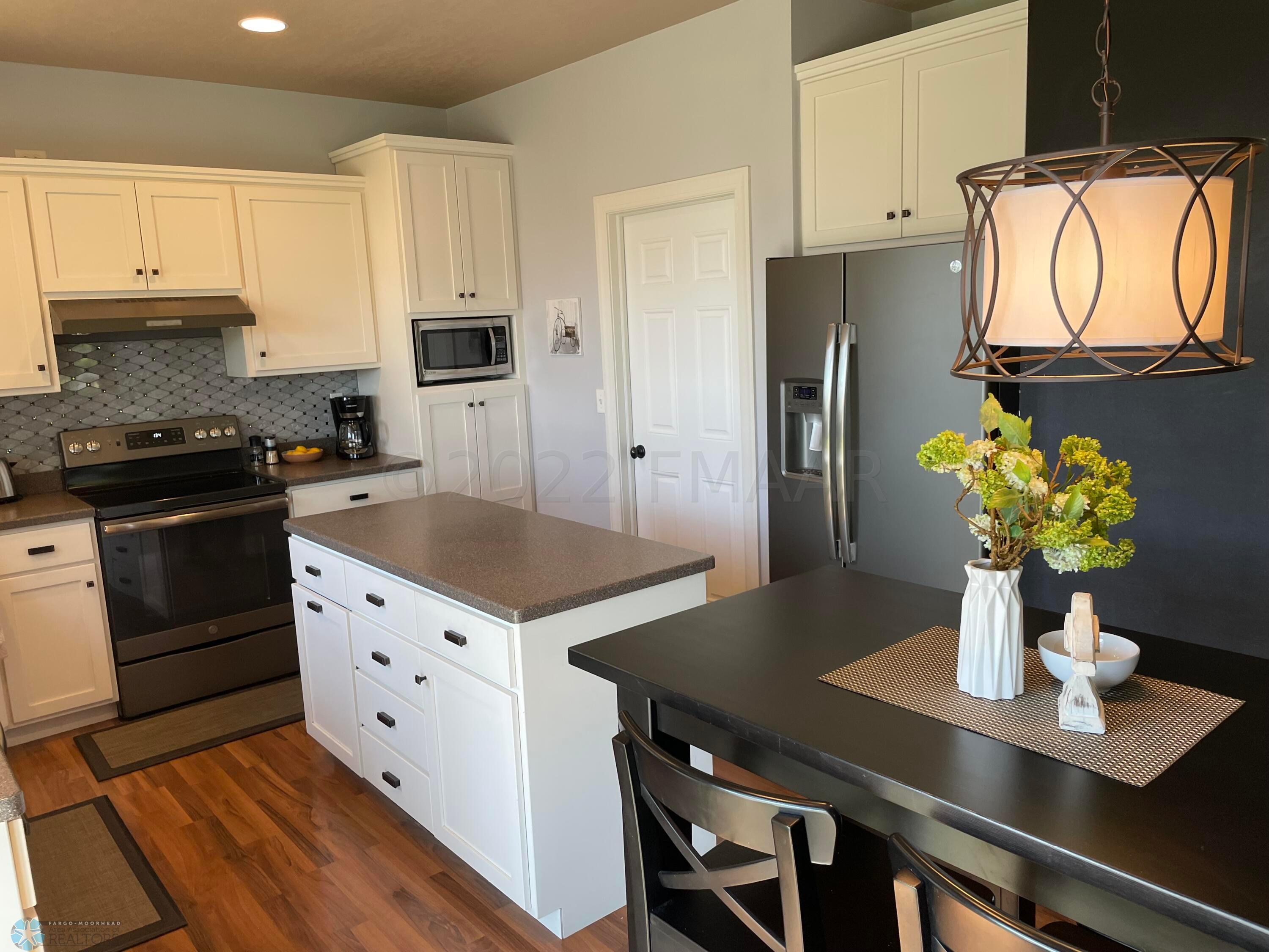 560 Queens CT photos-20