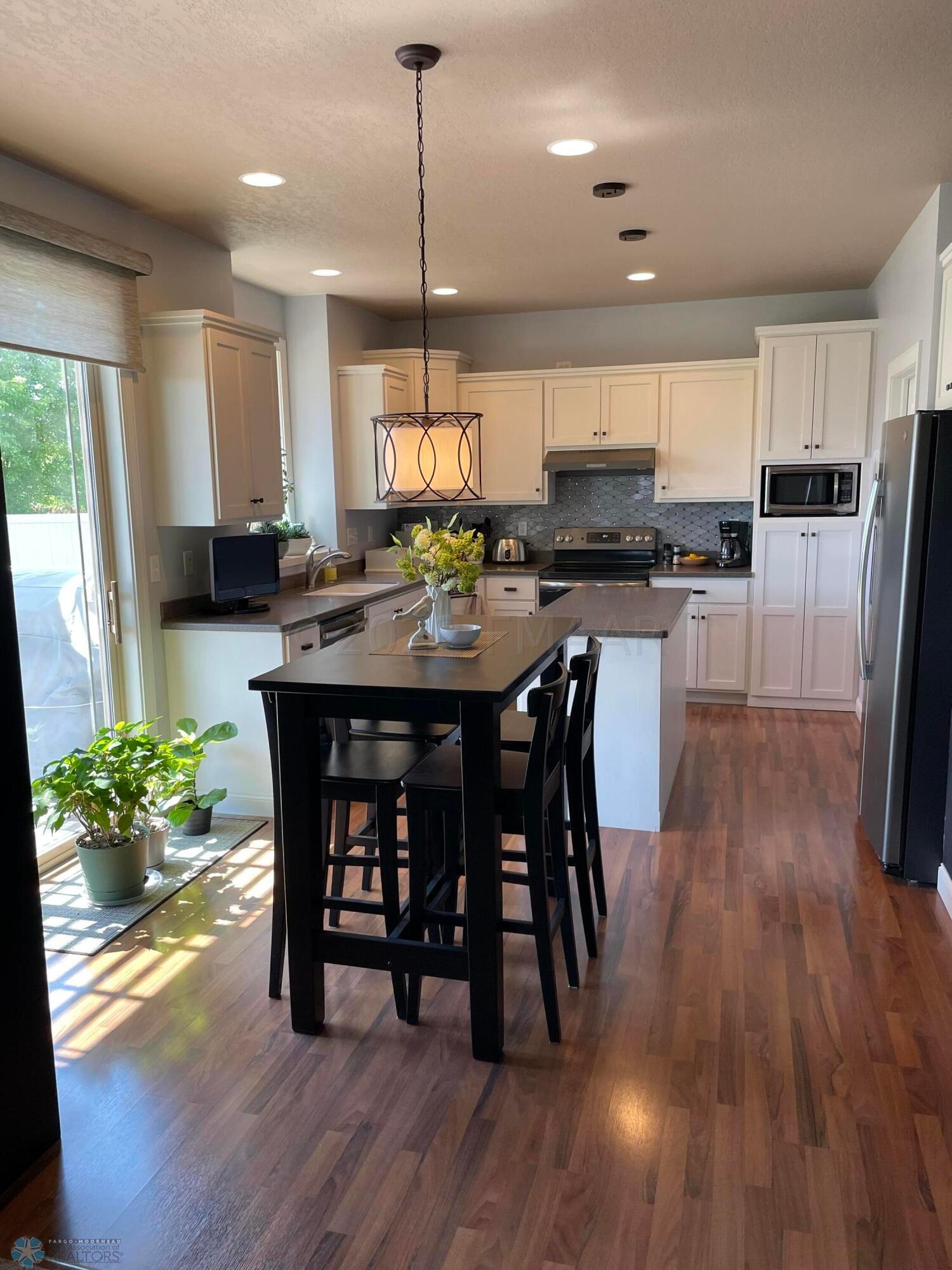 560 Queens CT photos-14
