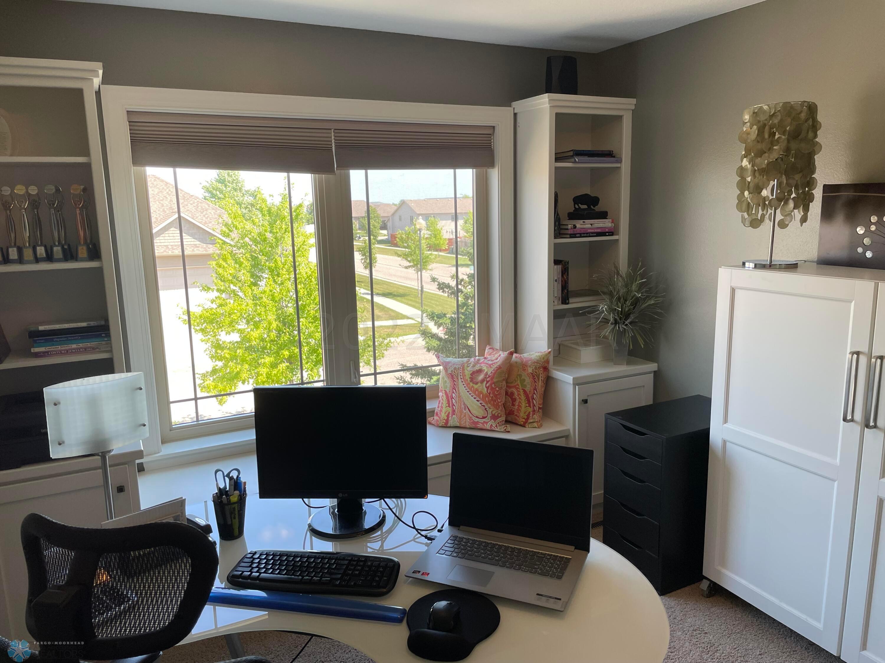 560 Queens CT photos-07