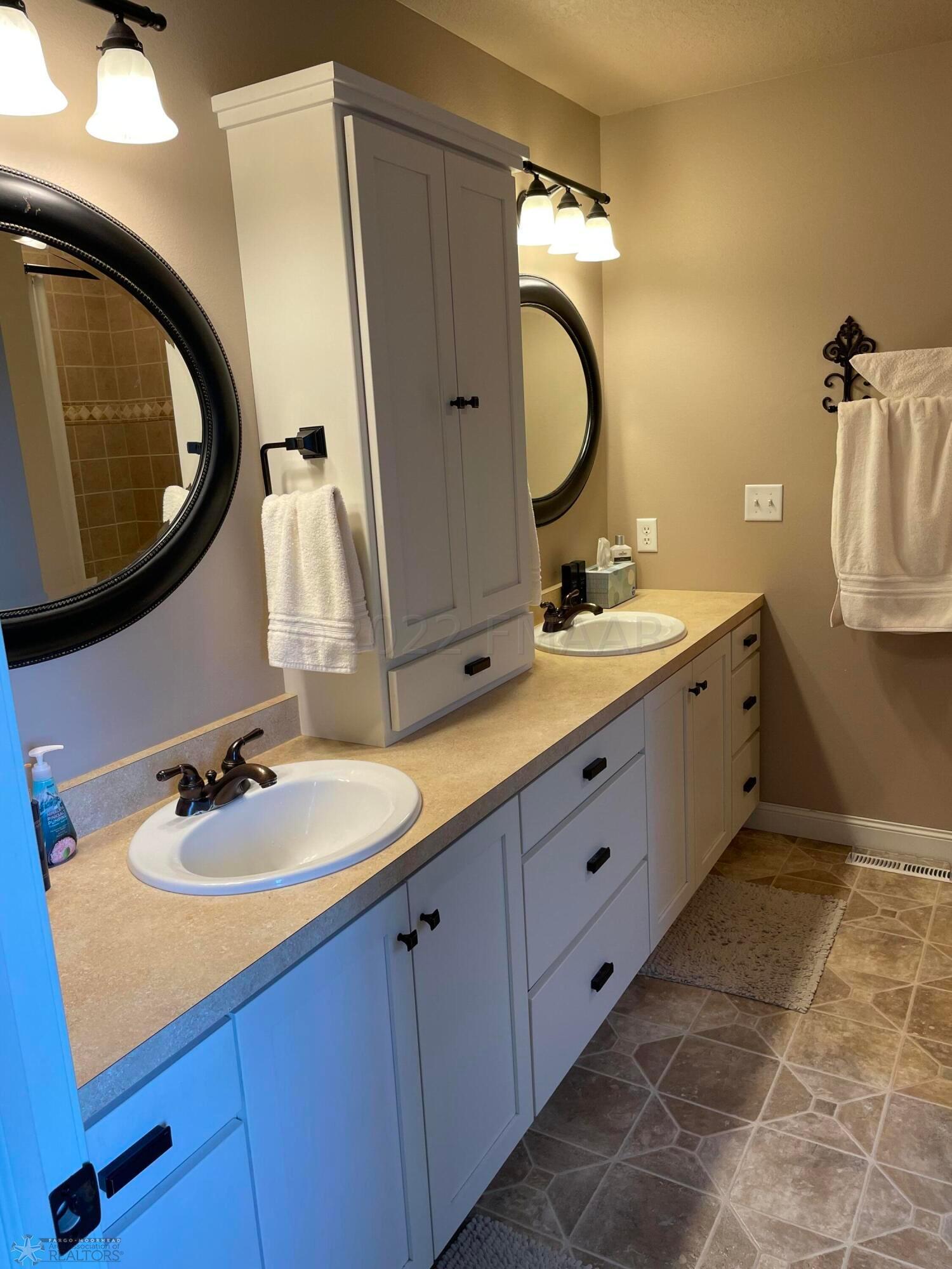 560 Queens CT photos-40