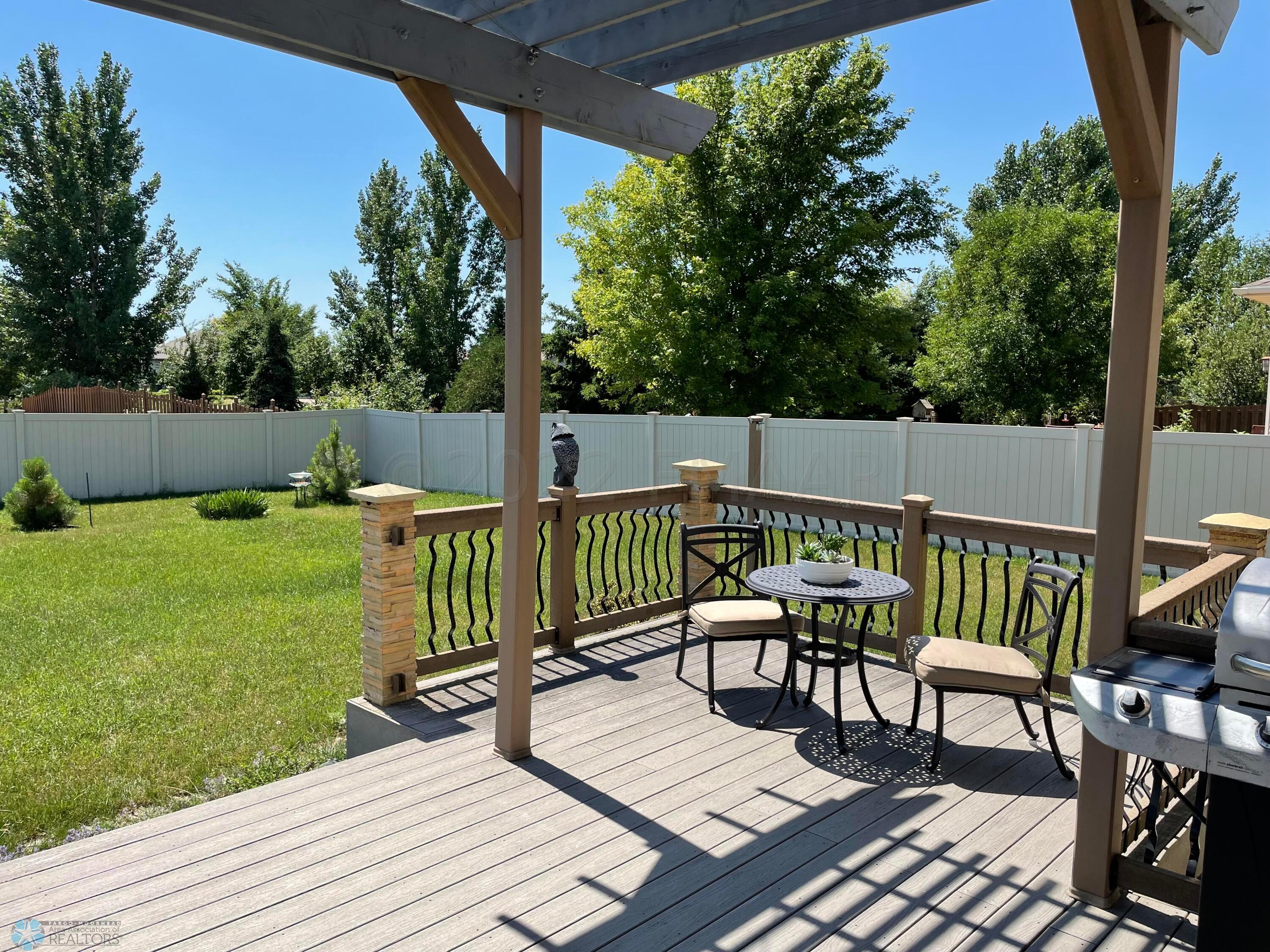 560 Queens CT photos-26