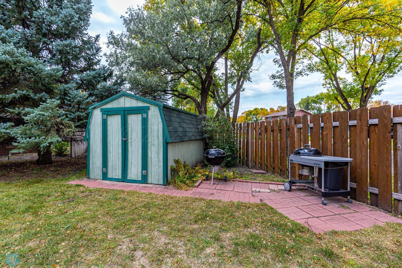 Shed/fenced yard