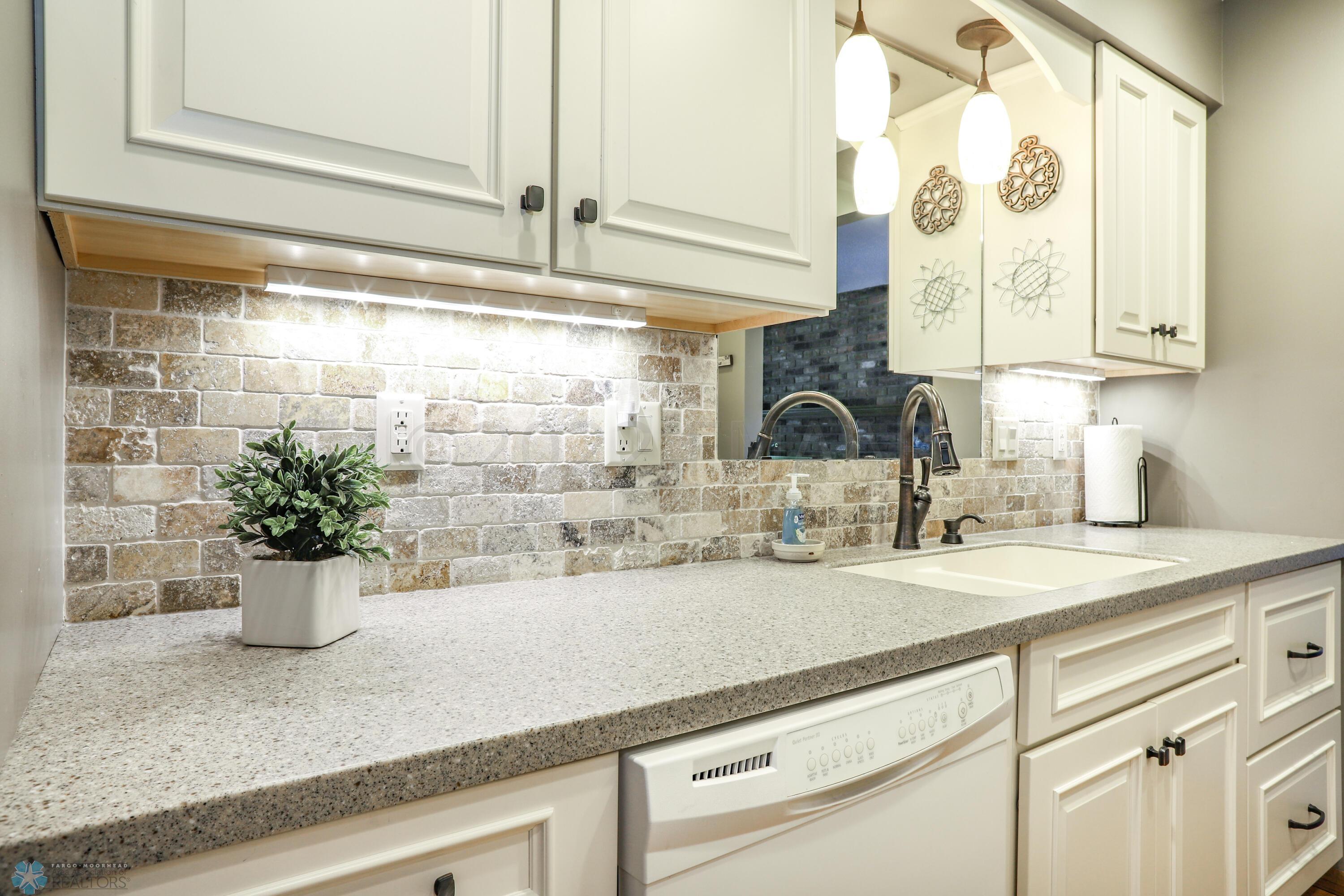 Kitchen (view 2)
