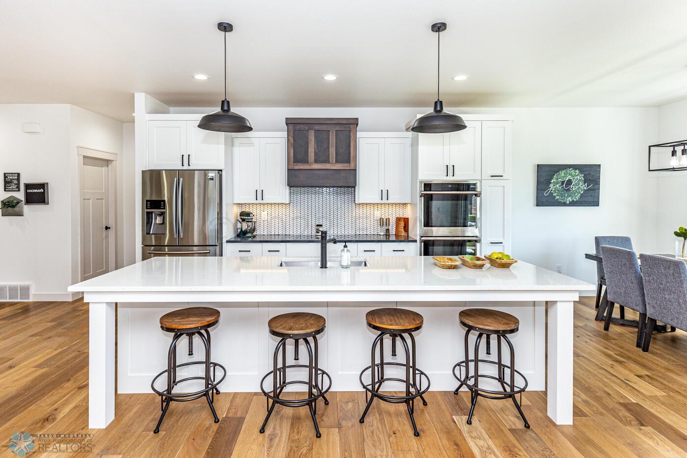 Kitchen w/ oversized island
