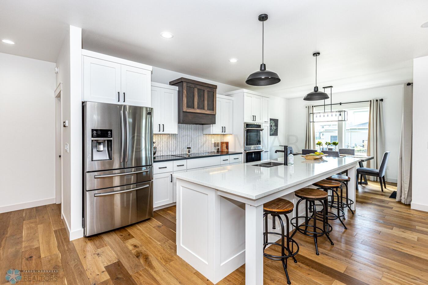 Kitchen w/ oversized island