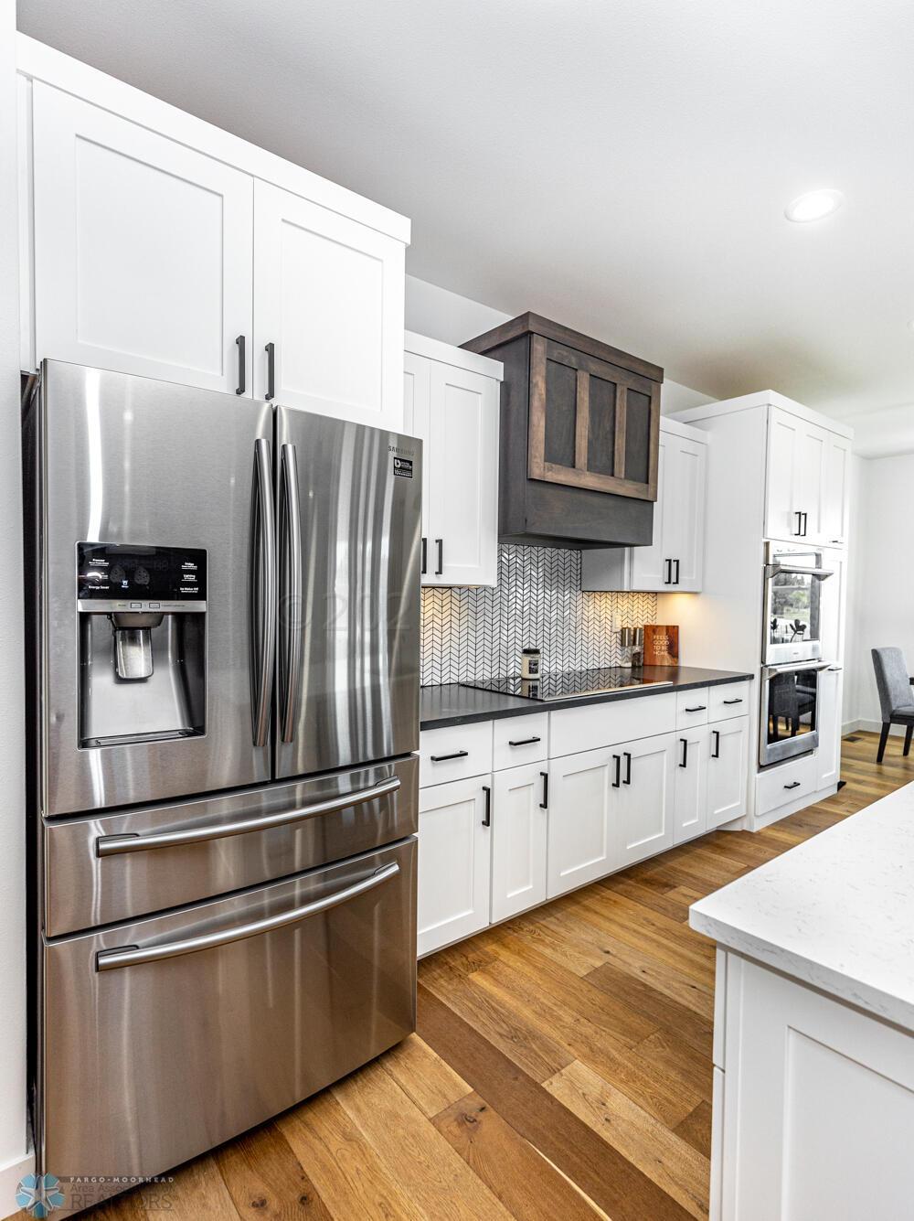 Kitchen w/ oversized island