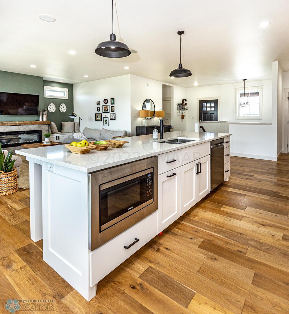 Kitchen w/ oversized island