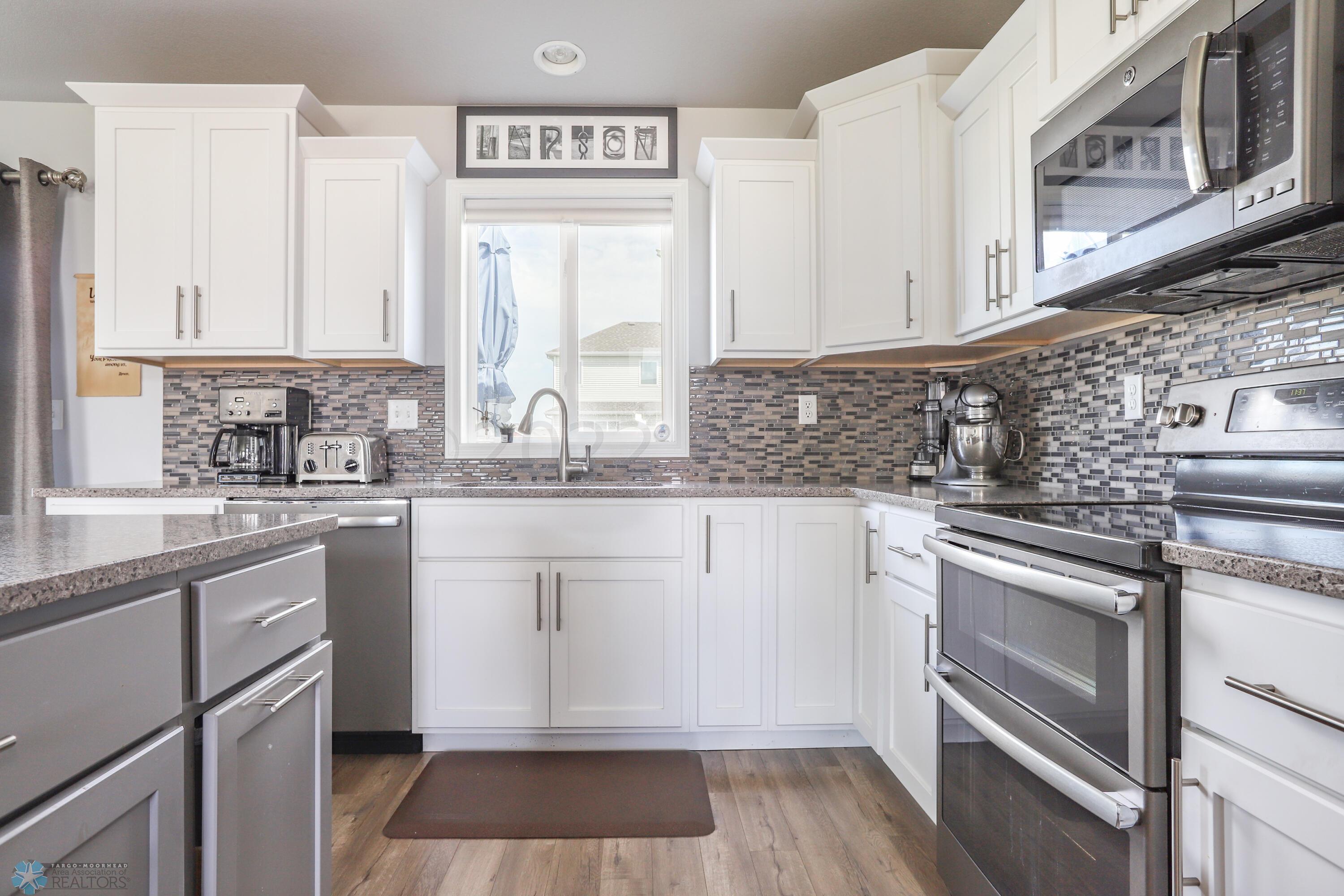 Kitchen (view 2)