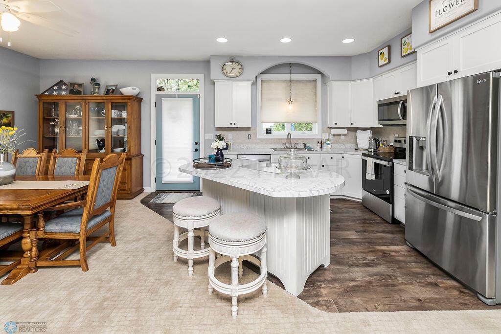 Kitchen & Dining