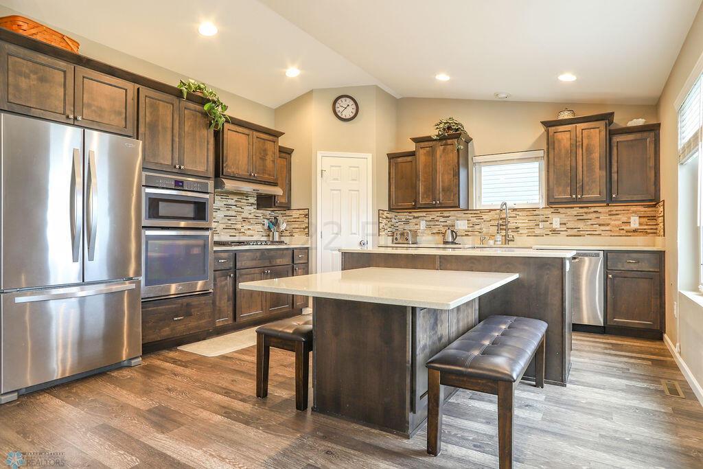 8-Kitchen Eat-in