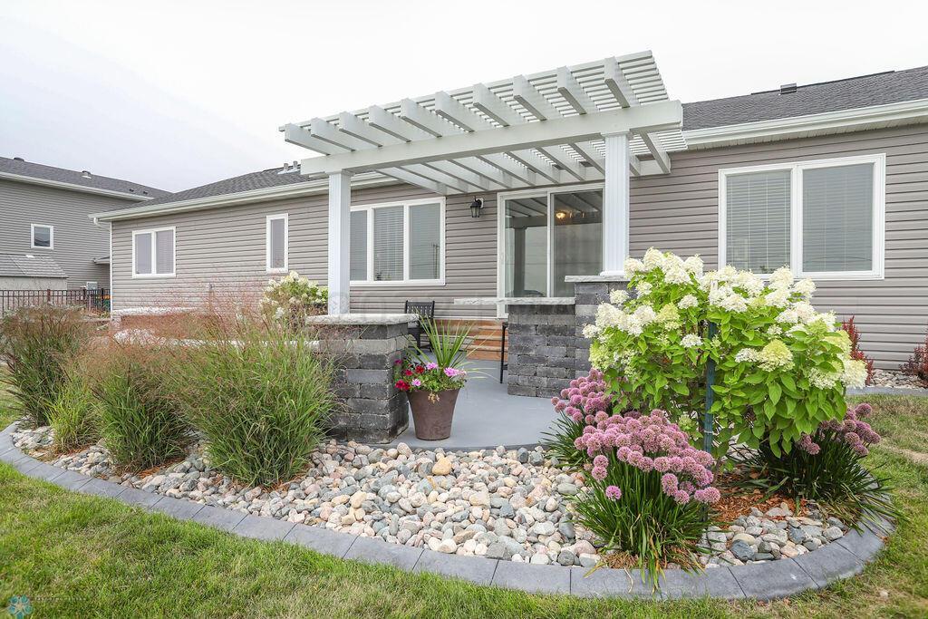 30-Back Yard Exterior Patio Pergola Land