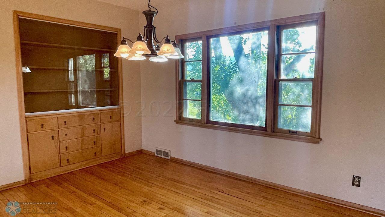 (32) Built-in Dining Room Hutch