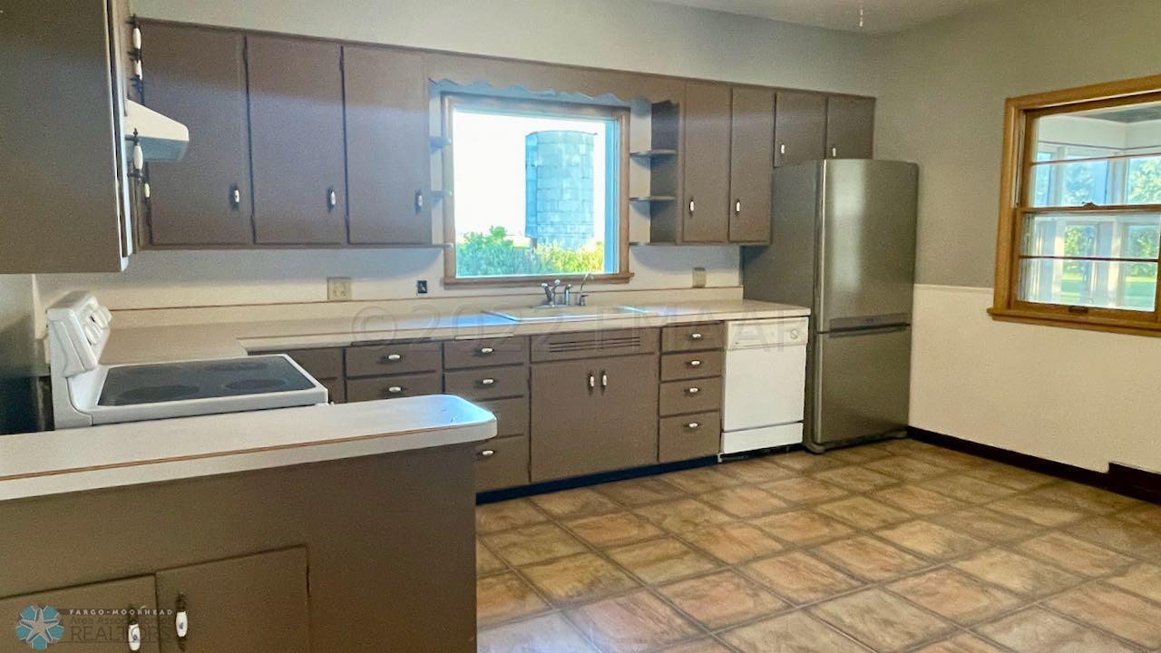 (35) Kitchen