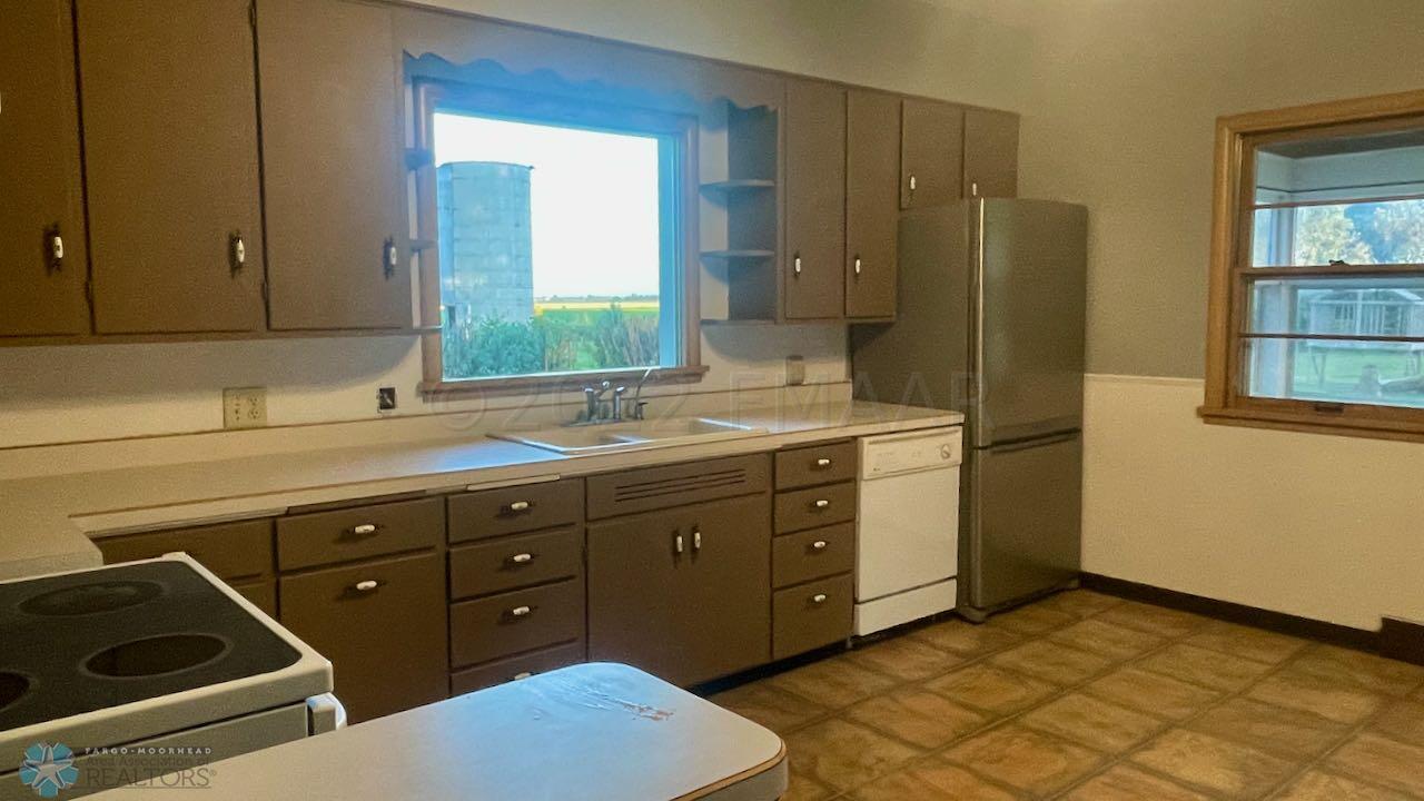 (36) Kitchen