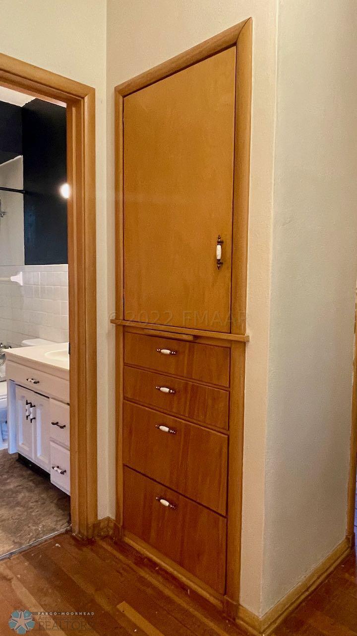 (38) Hallway Built-In Linen