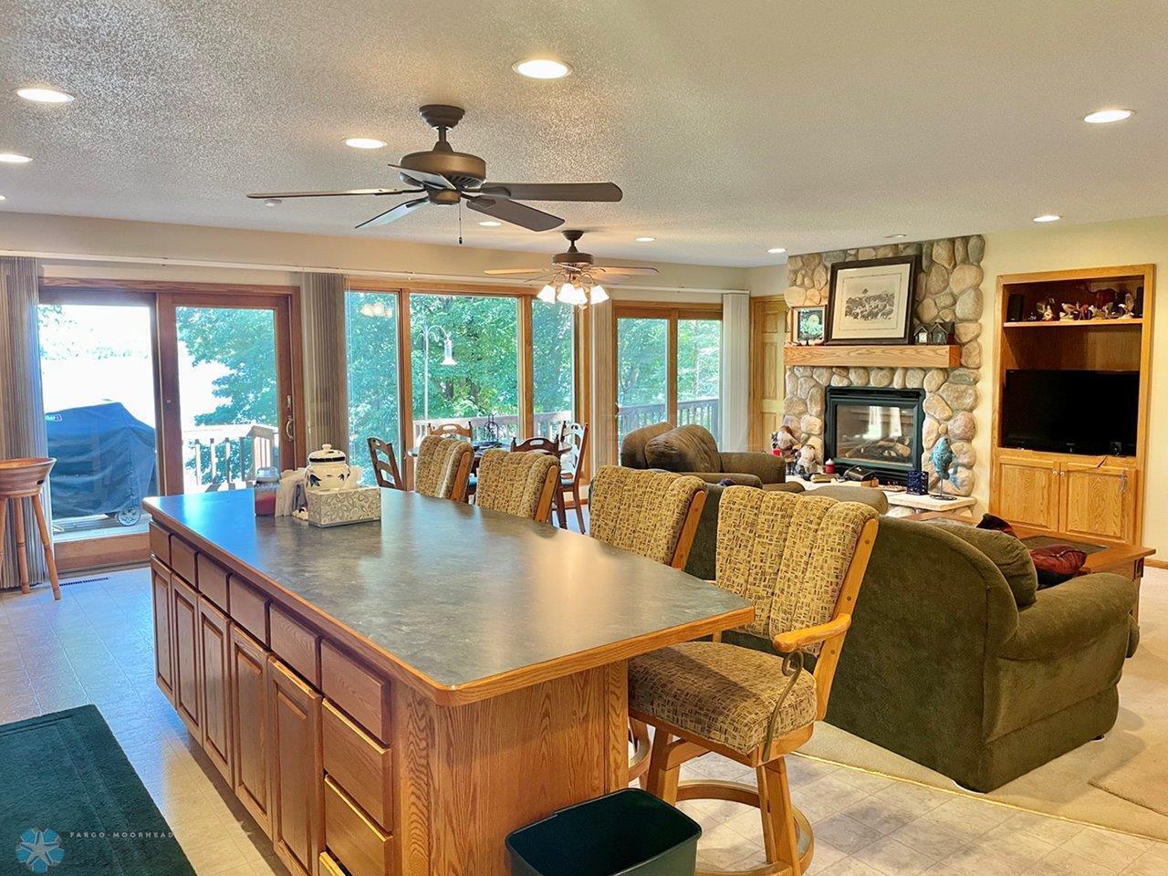 4-Kitchen with island (1)