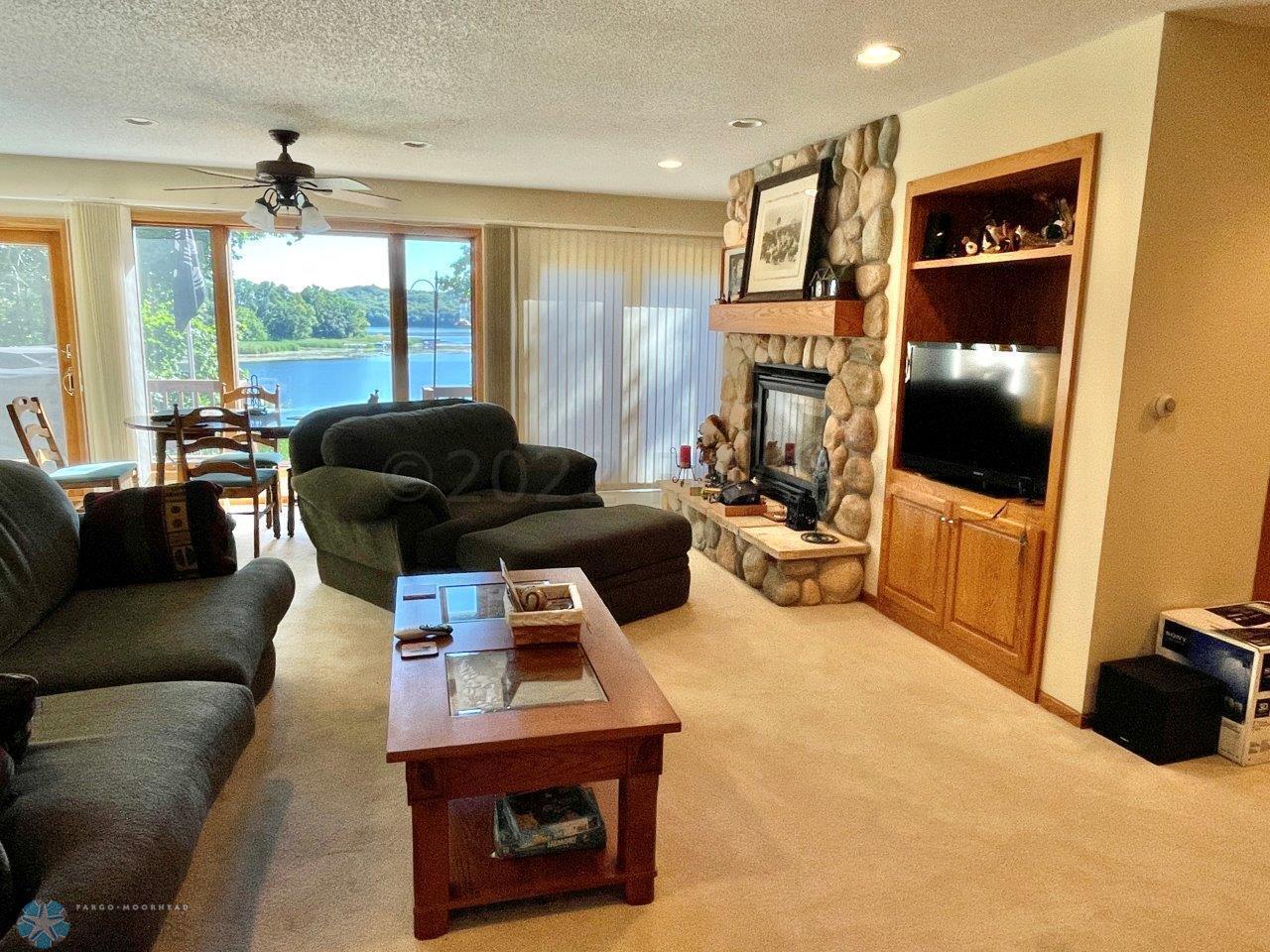 5-Living room with gas fireplace (1)