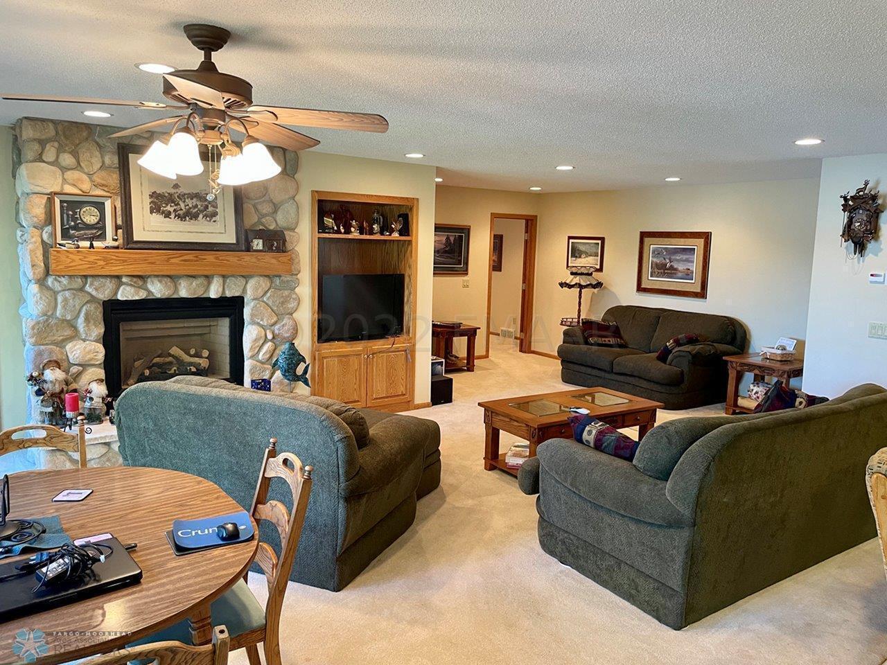 5-Living room with gas fireplace (2)