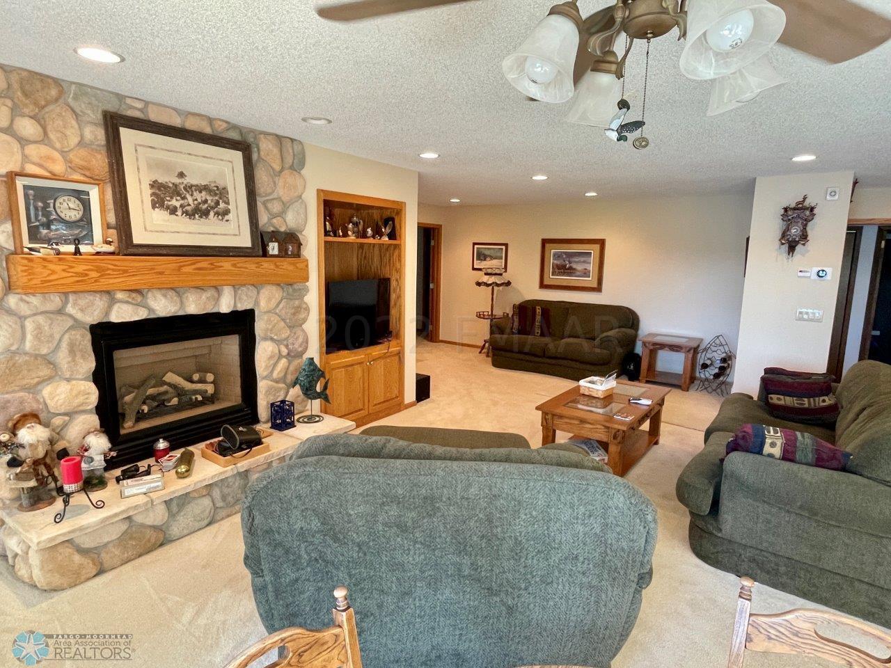5-Living room with gas fireplace (3)