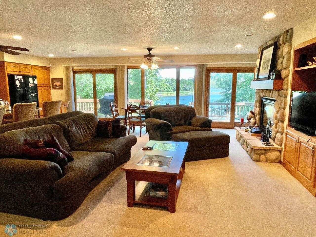 5-Living room with gas fireplace (4)