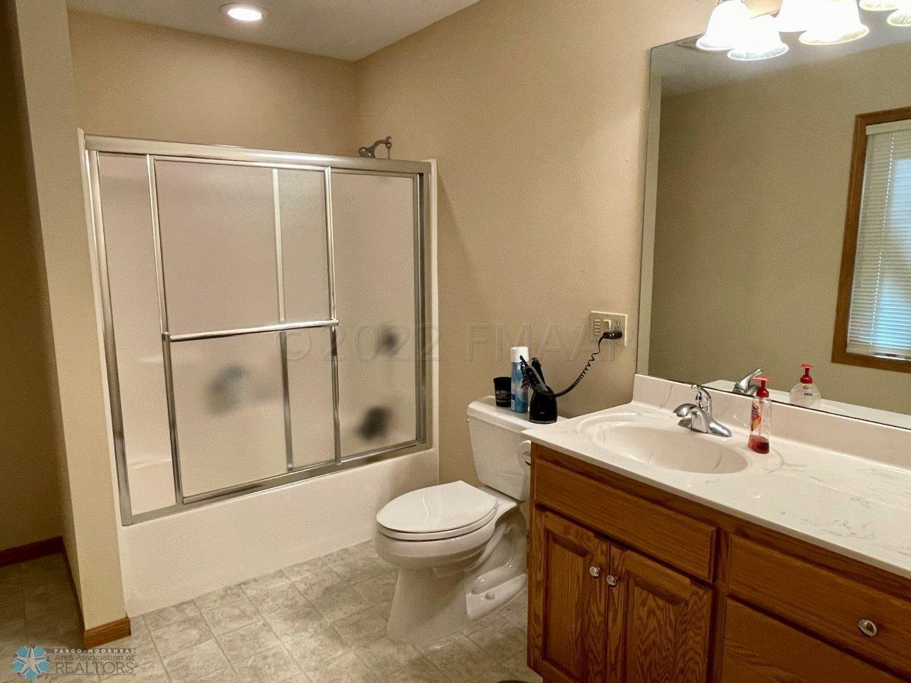 7-Primary en-suite bathroom