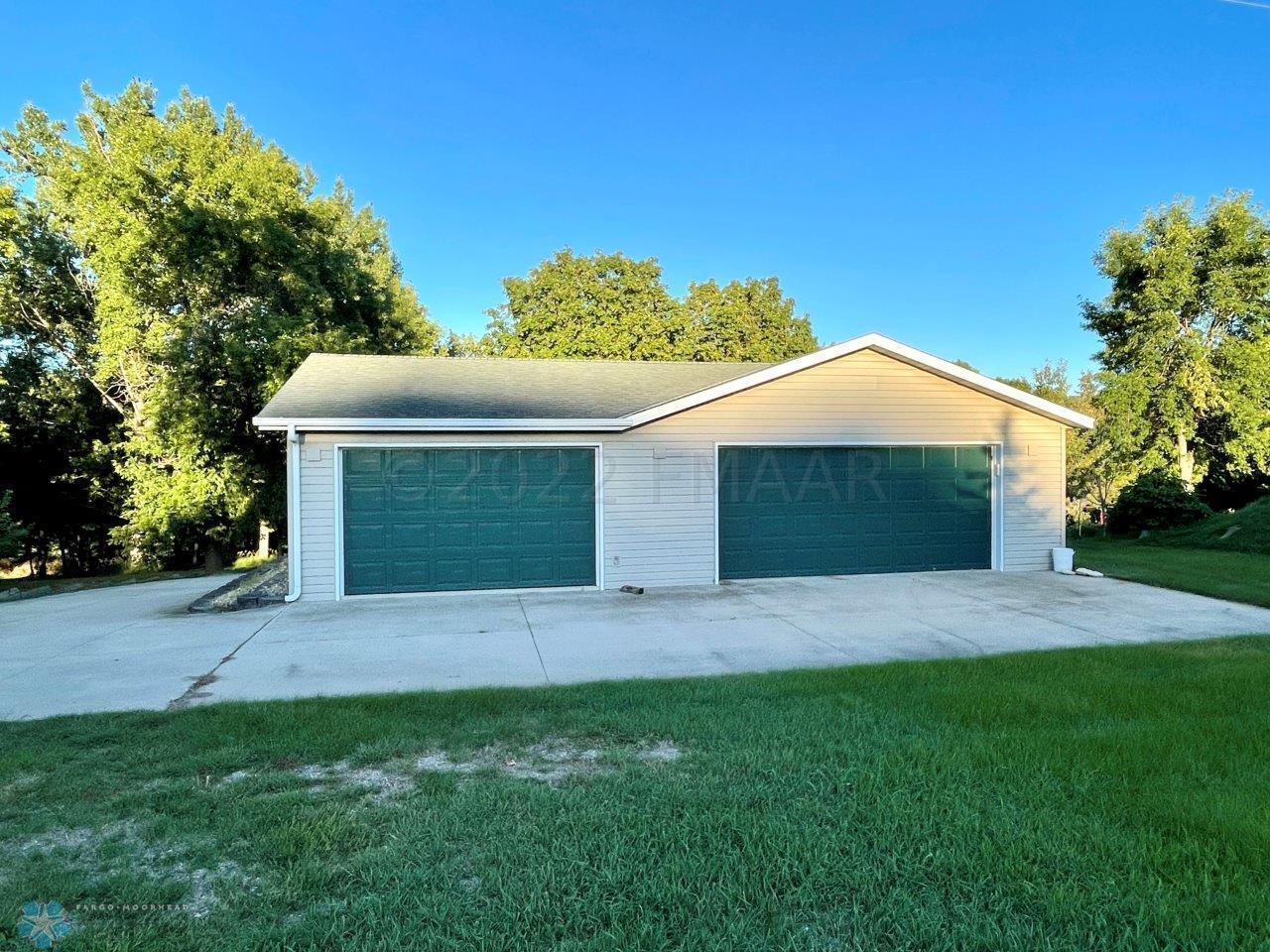 14-Detached 3-car garage (1)