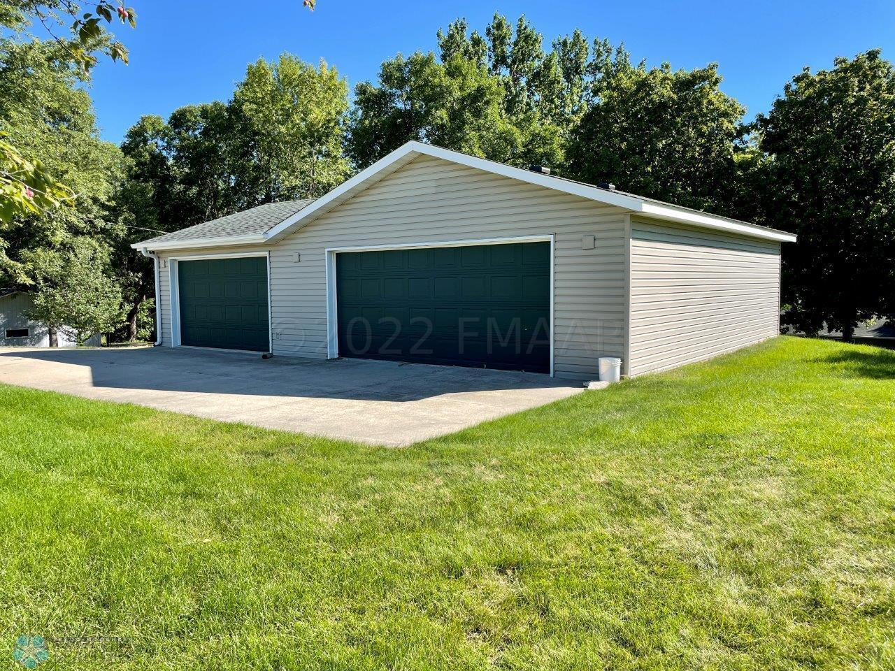 14-Detached 3-car garage (2)