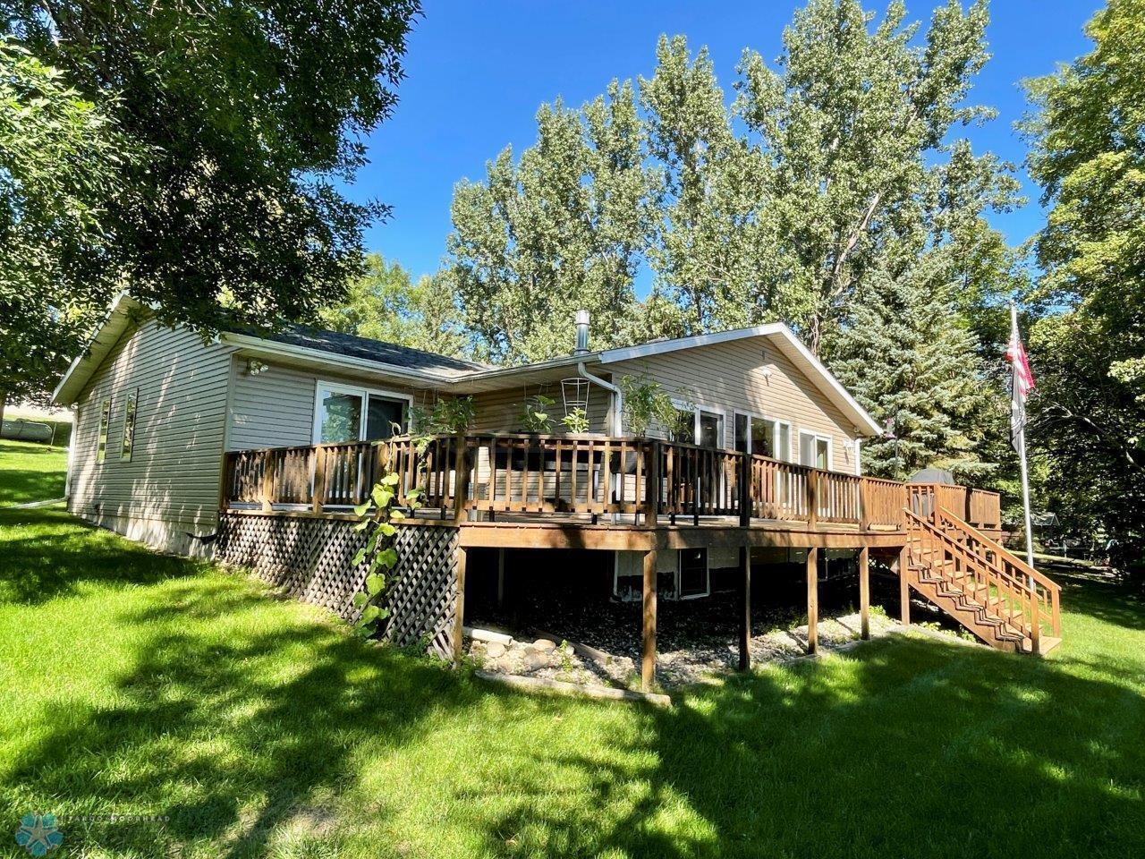 15-Lakeside yard (1)