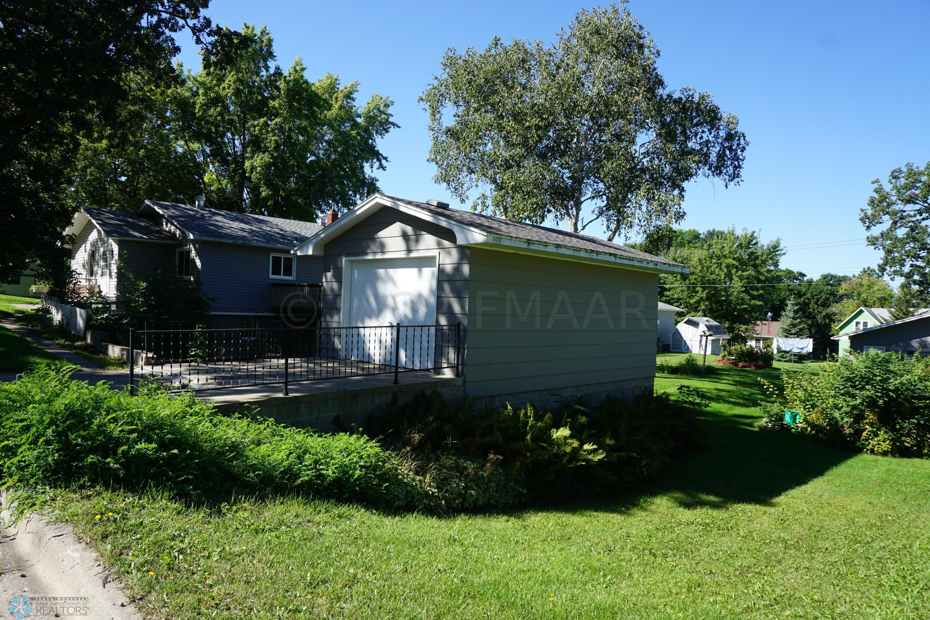 Sideview of single garage