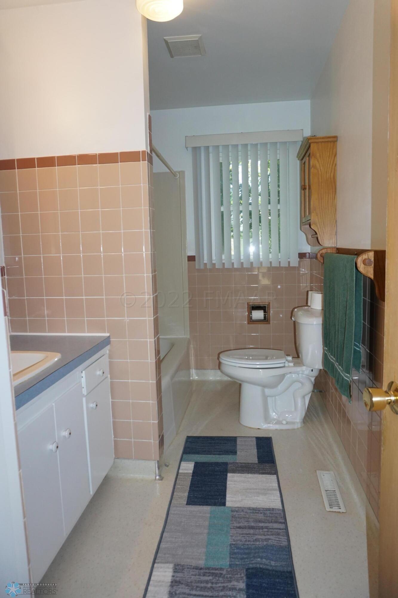 Mainfloor Full Bath