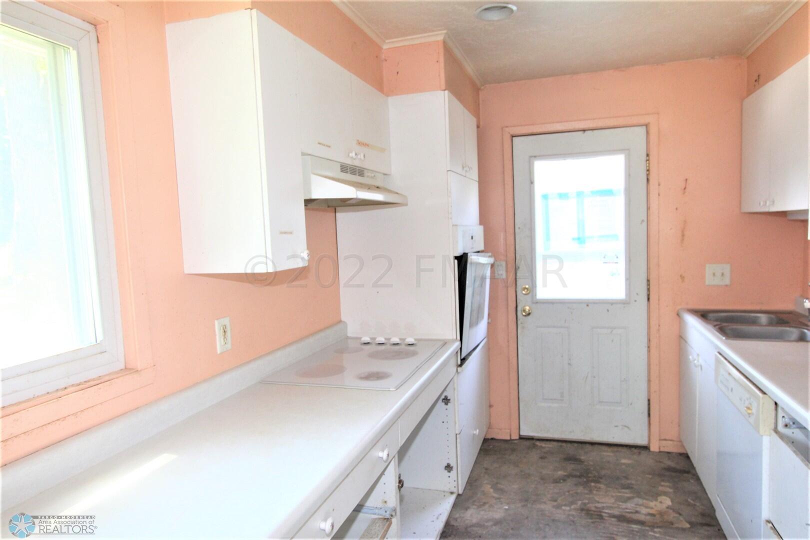 1 E KITCHEN