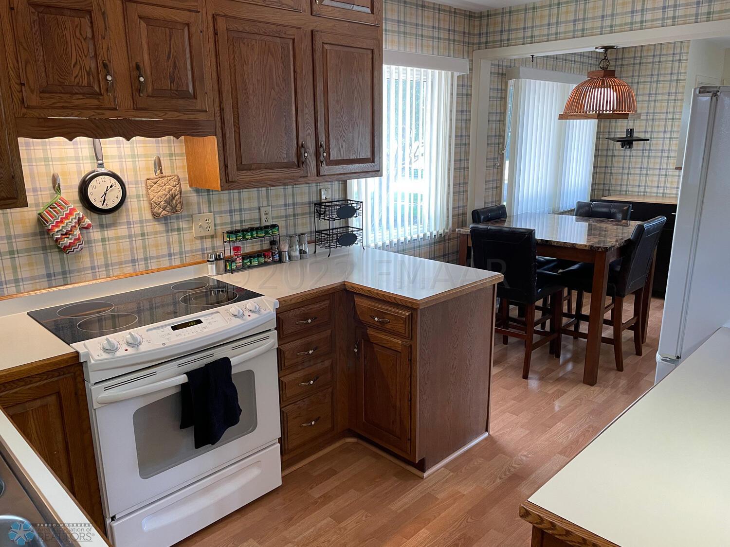 KItchen-2--view-to-dining-area