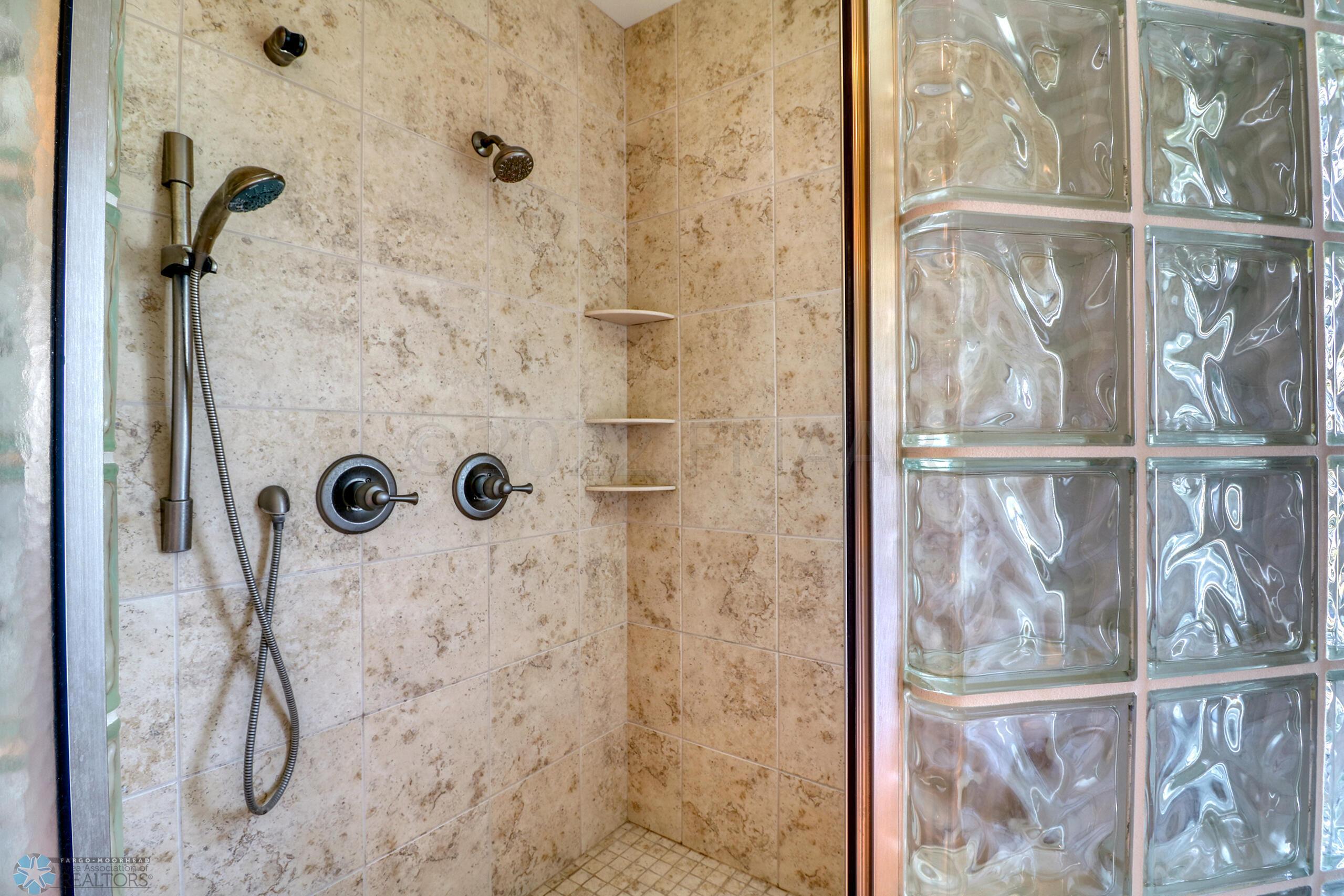 Master Bathroom1_4