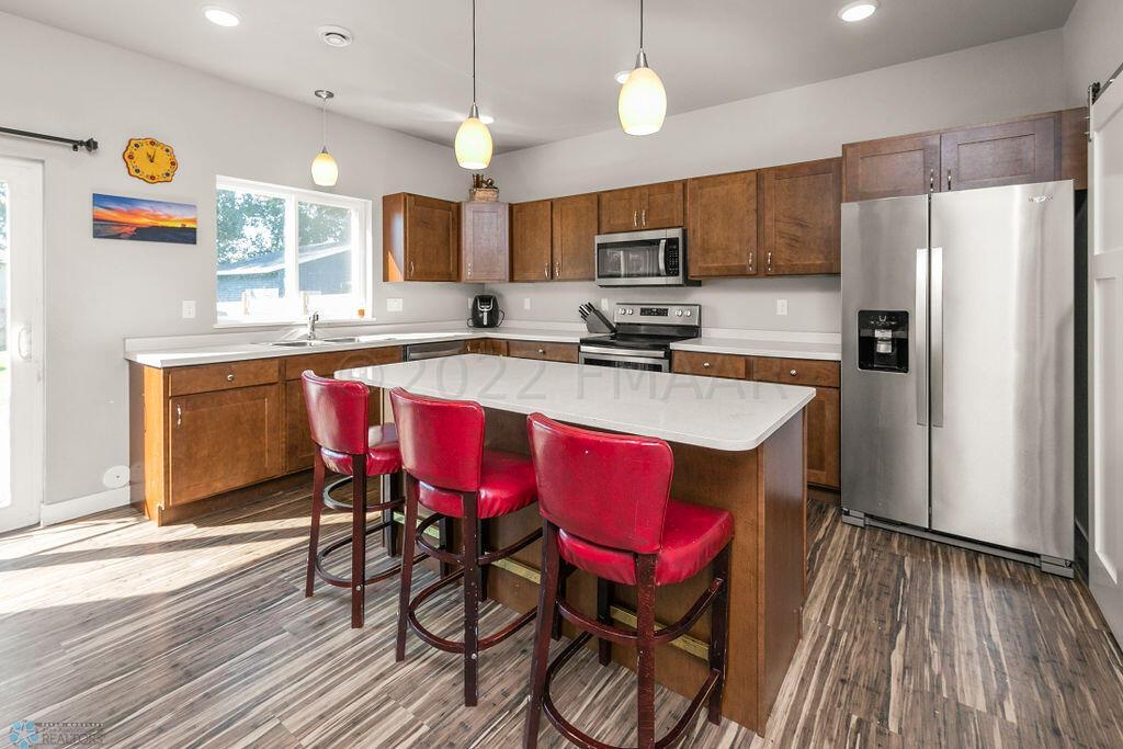 Kitchen island w/quartz countertop