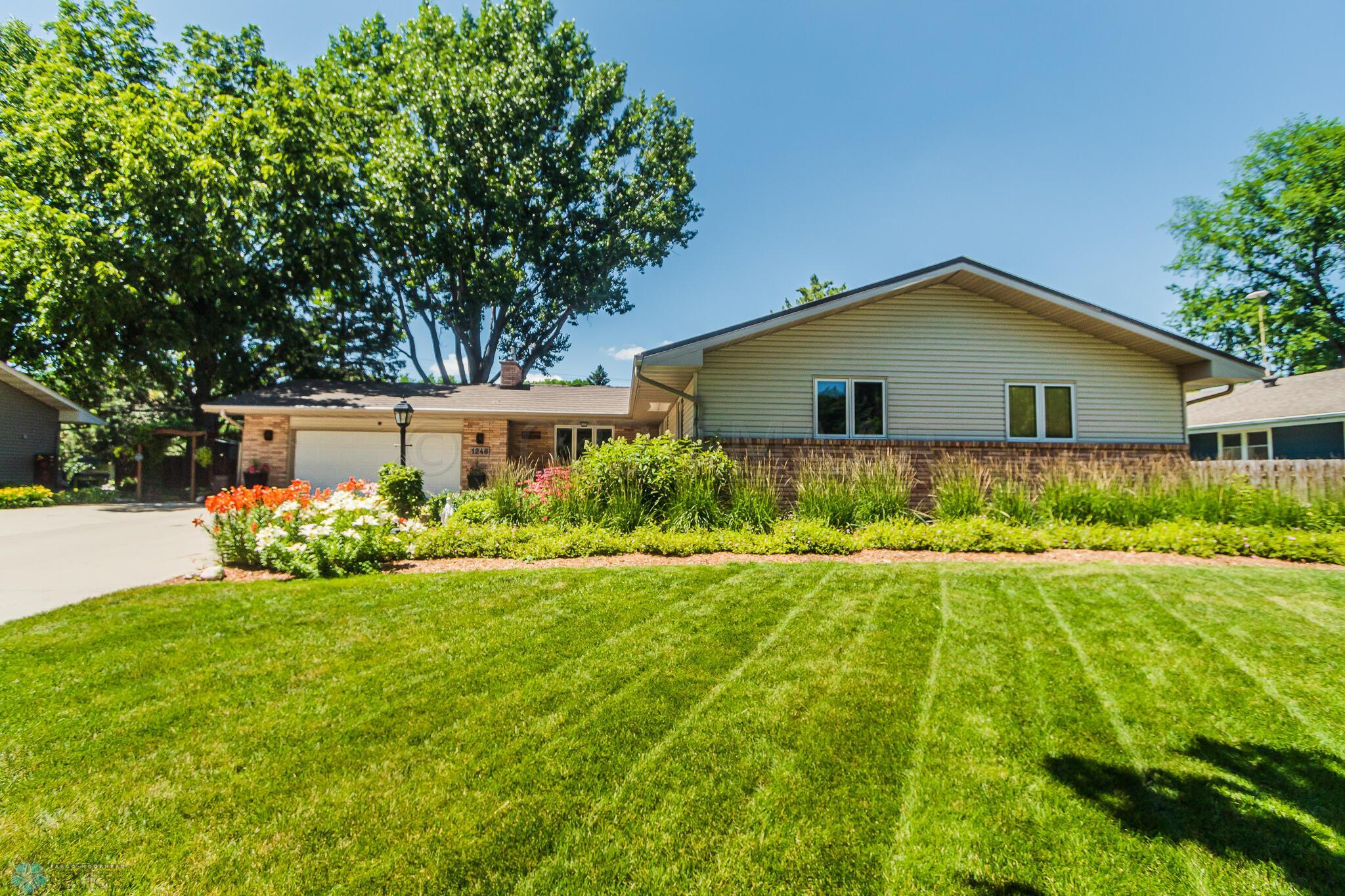 1246 Oak St N, Fargo, ND 58102-02