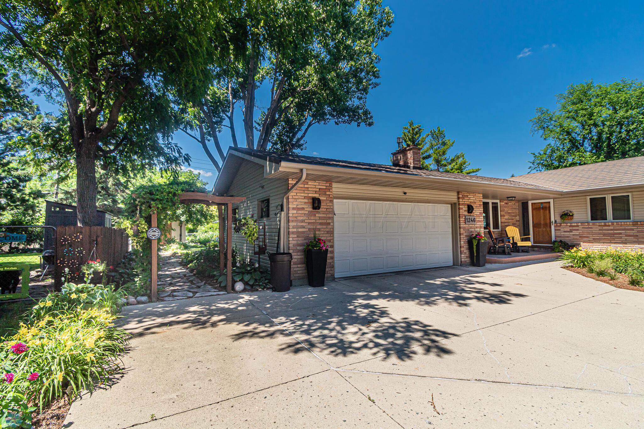 1246 Oak St N, Fargo, ND 58102-13