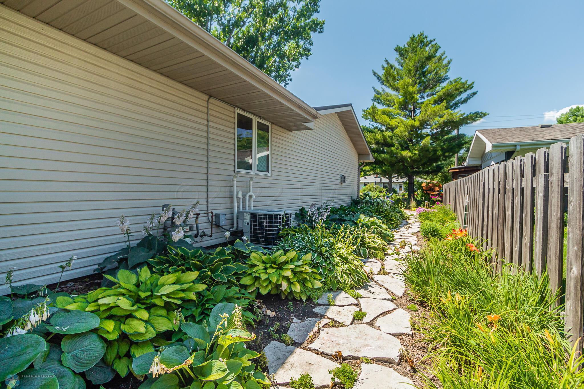1246 Oak St N, Fargo, ND 58102-04
