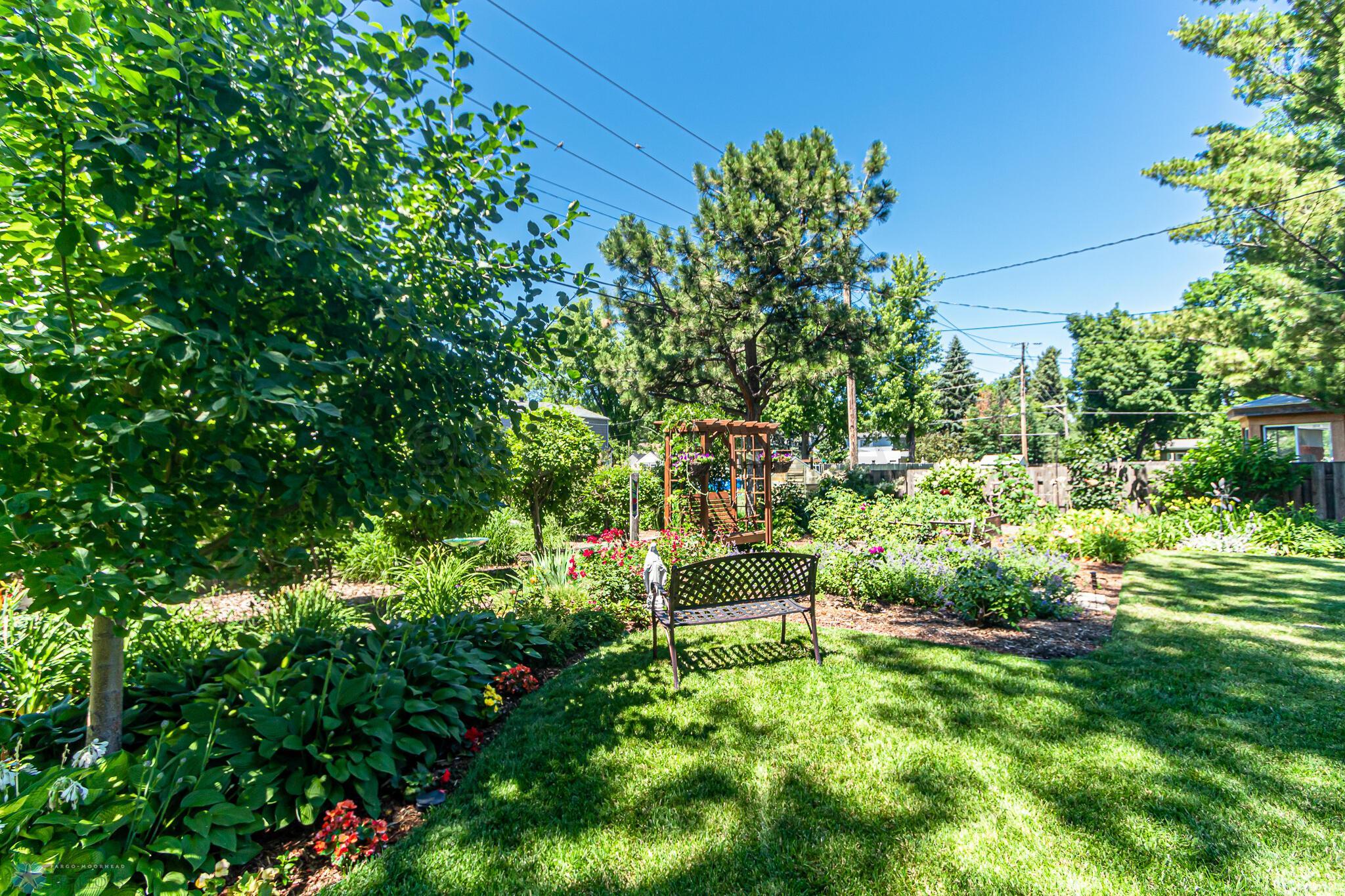 1246 Oak St N, Fargo, ND 58102-10