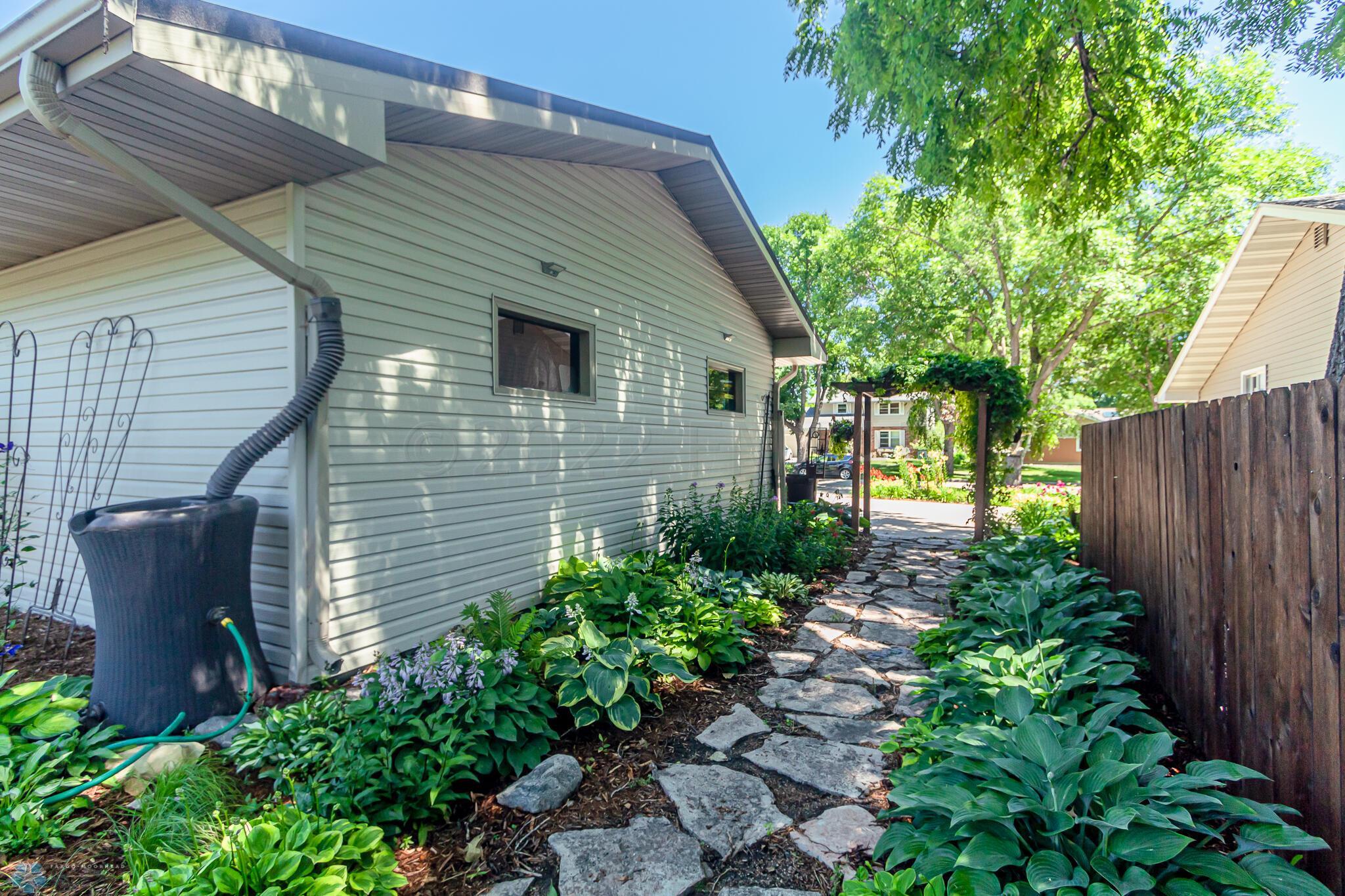 1246 Oak St N, Fargo, ND 58102-12
