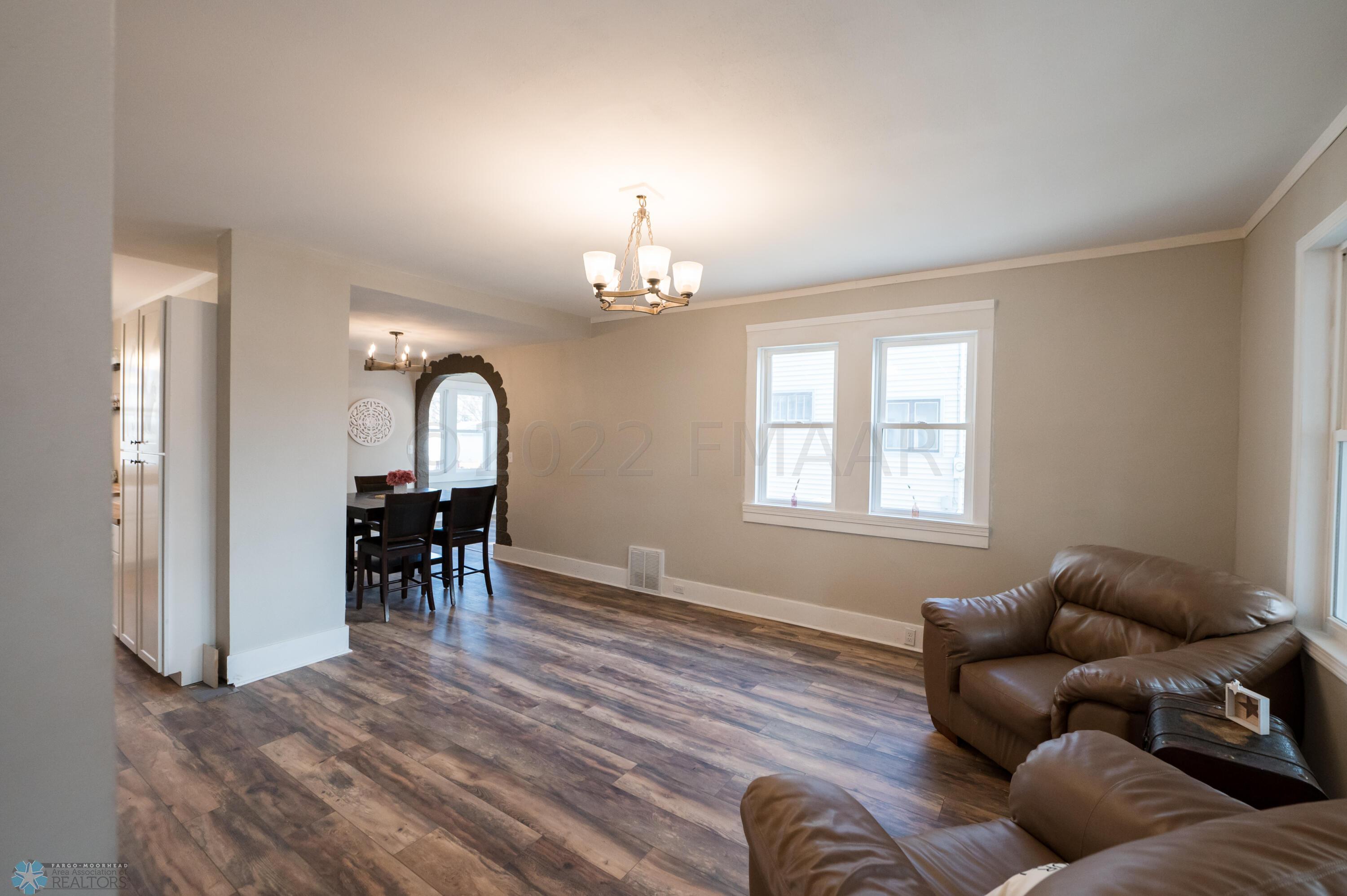 (6) Living Room