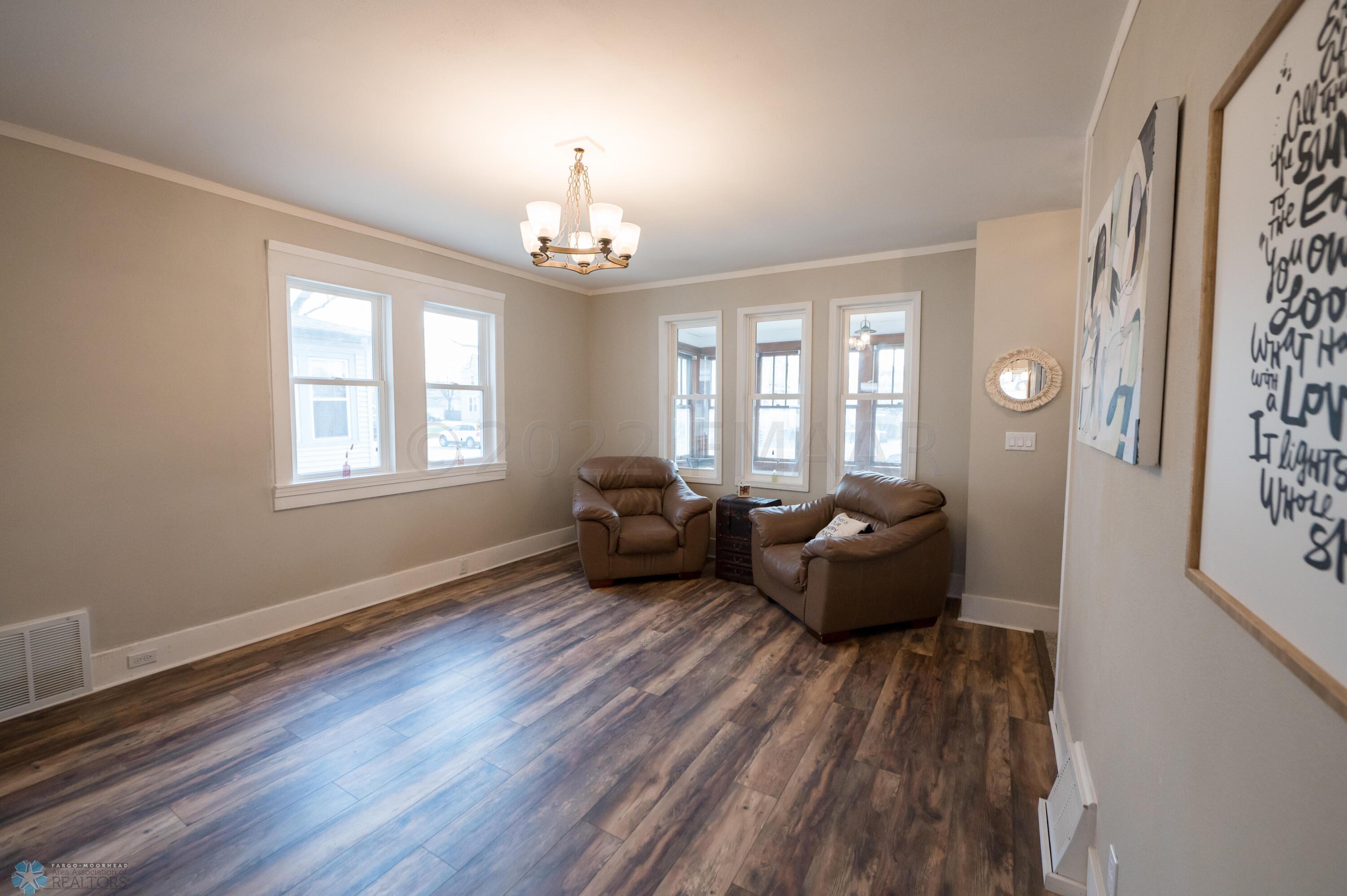 (9) Living Room